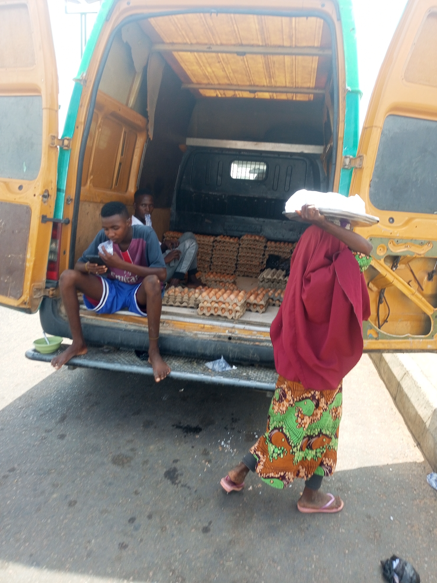 Busy market day unfolds in Abarakan, Niger under midday sun