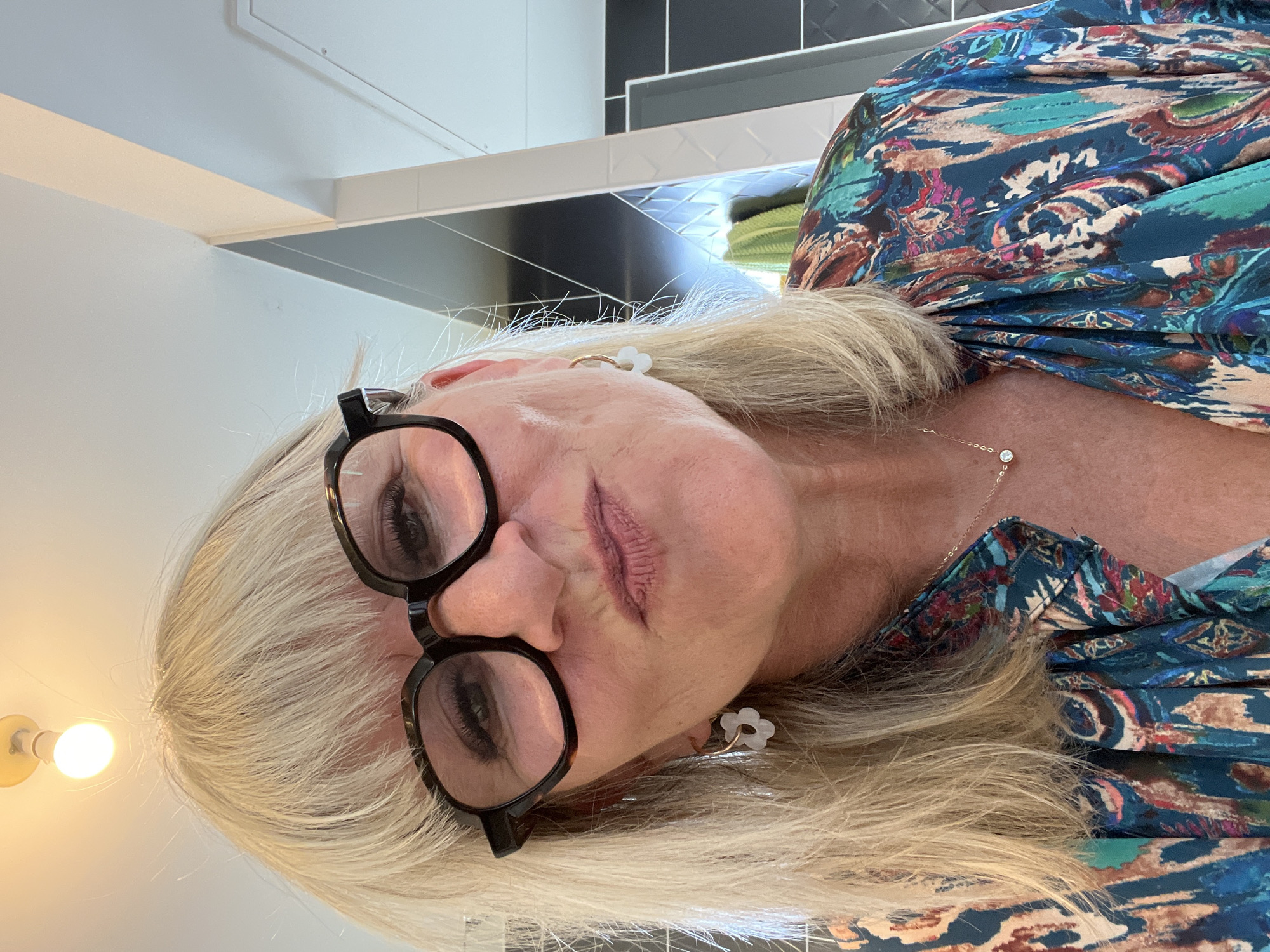 Woman takes selfies in different outfits in Chambœuf