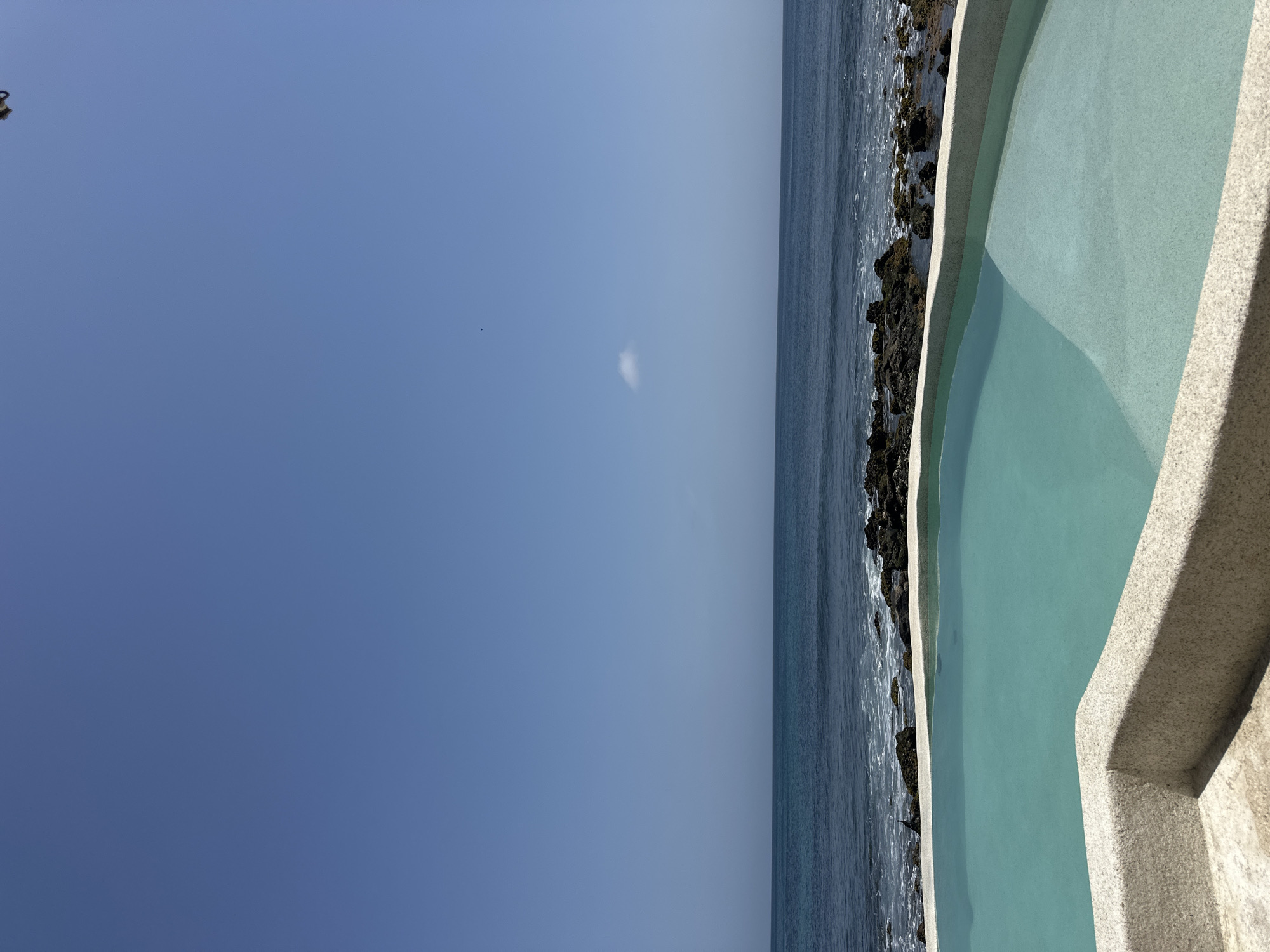 Dakar residents document ordinary afternoon moments under clear skies