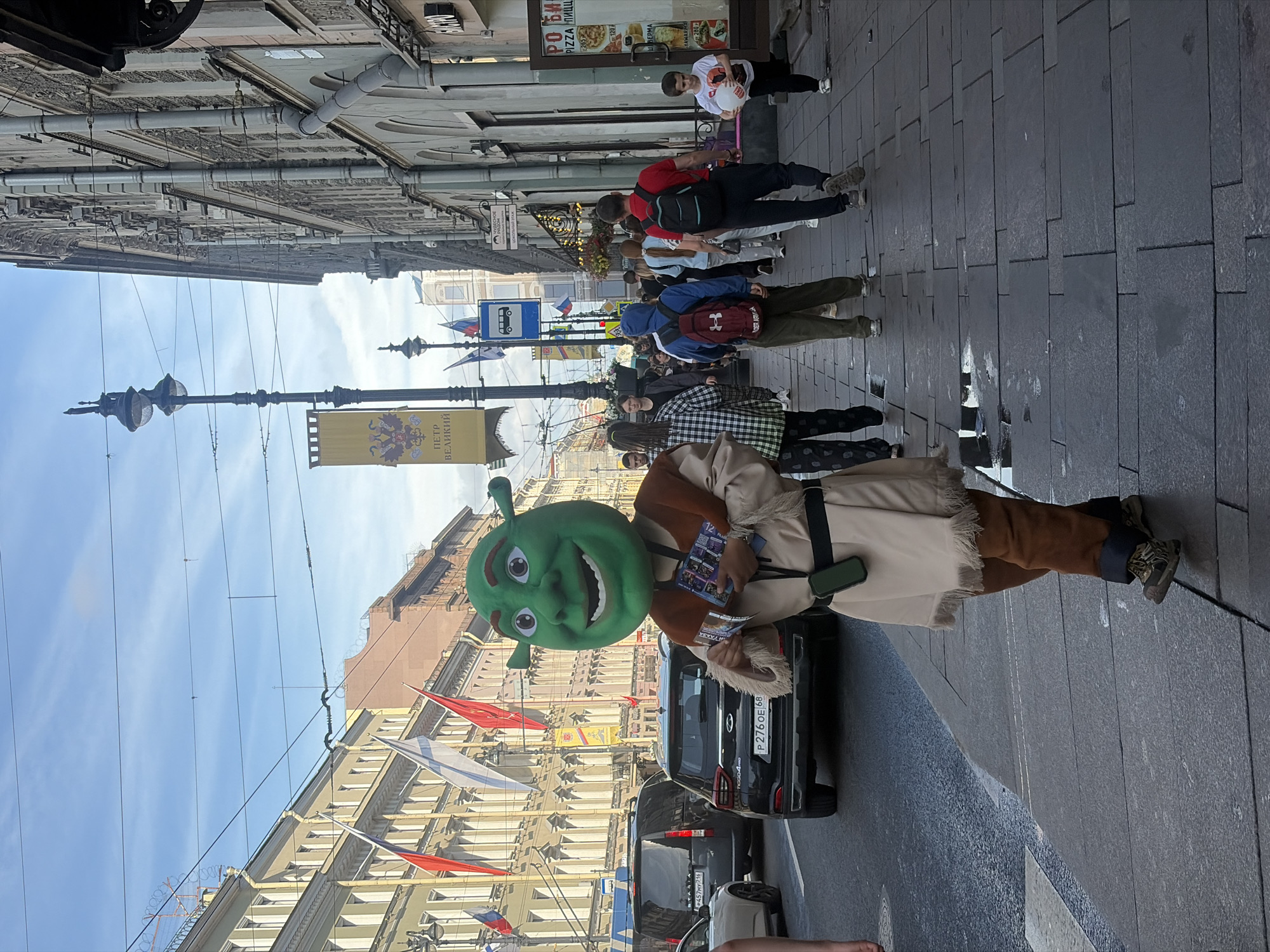 Street performers draw crowds at Saint Petersburg's Palace Square