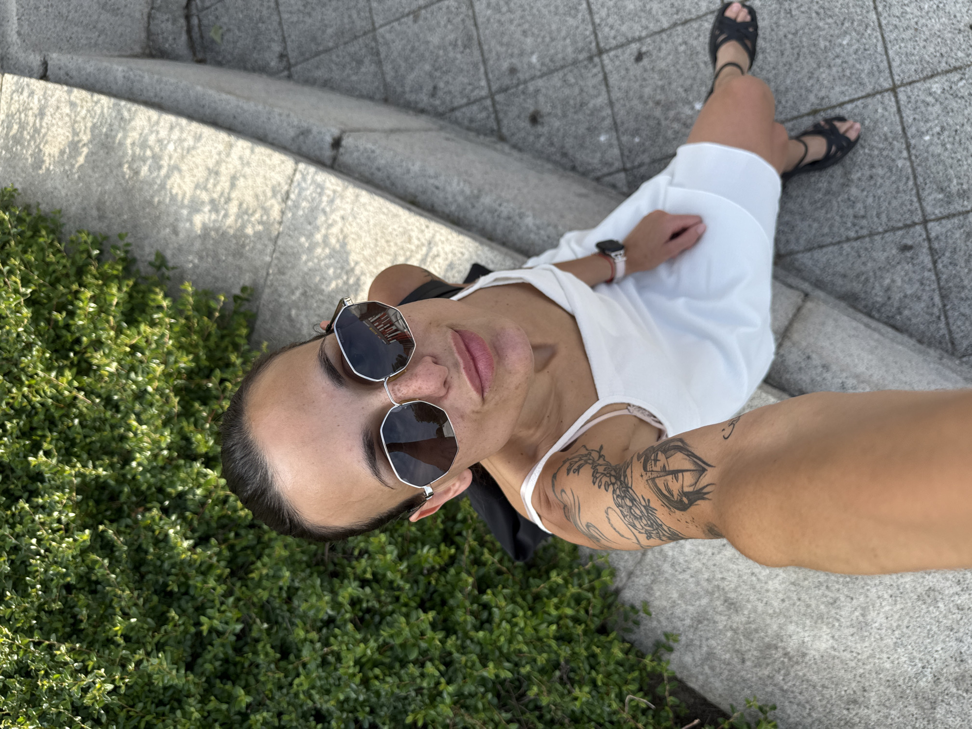 Woman takes selfies, folk performers spotted in Pleven