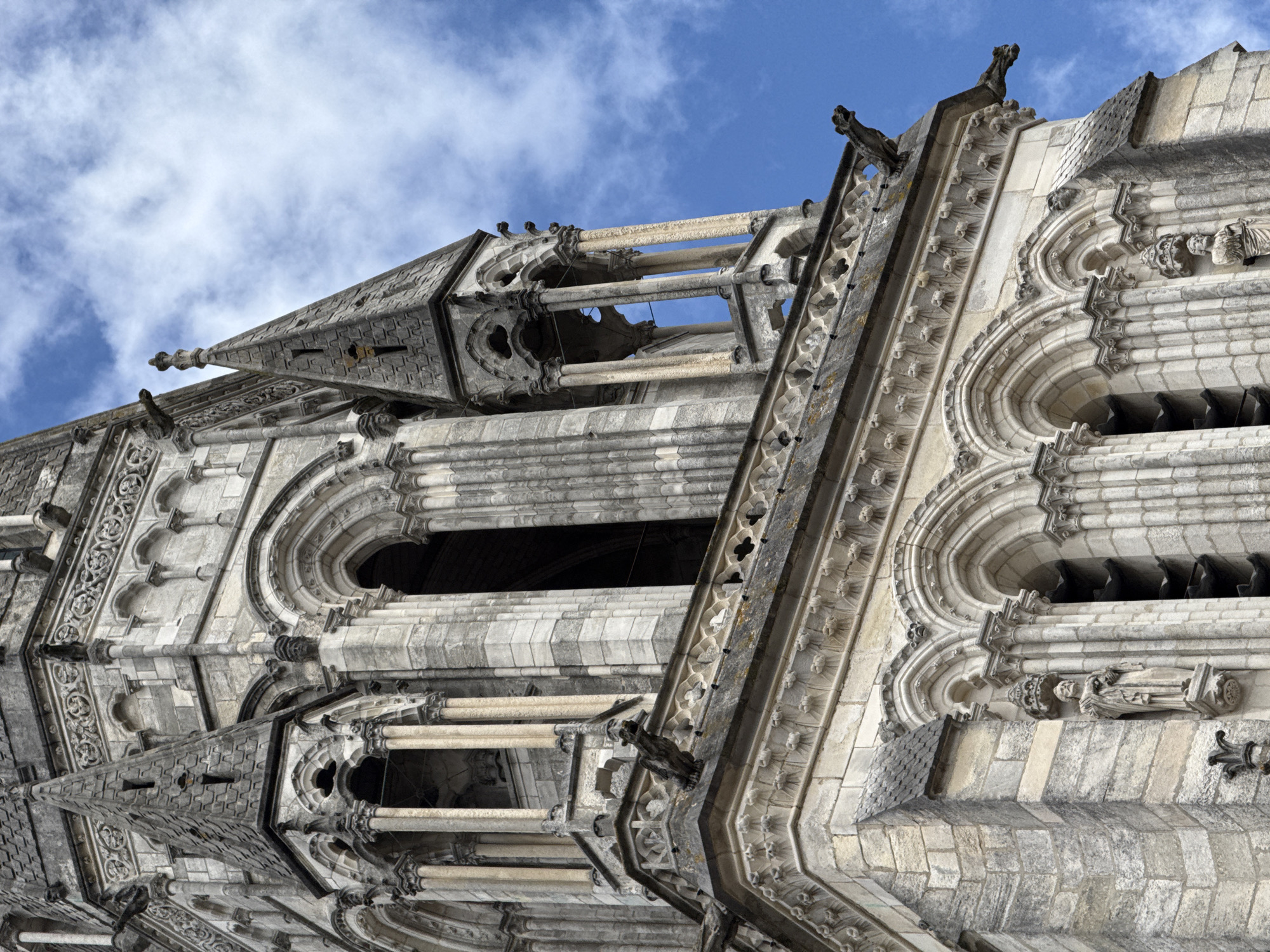 Tourist documents Nantes Cathedral and fountain sculptures in five-minute visit