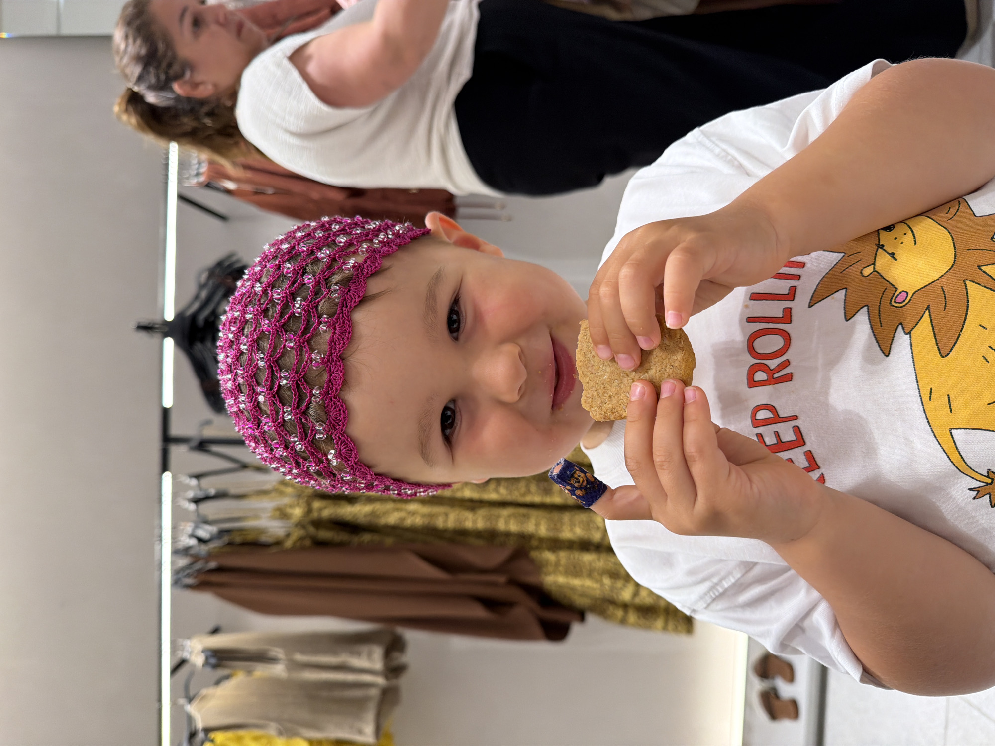 Afternoon shopping and selfies at a clothing store in Alboraia
