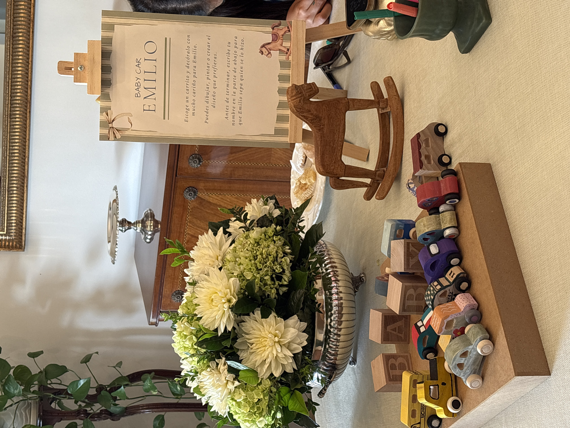 Social gathering with floral arrangements documented in La Molina