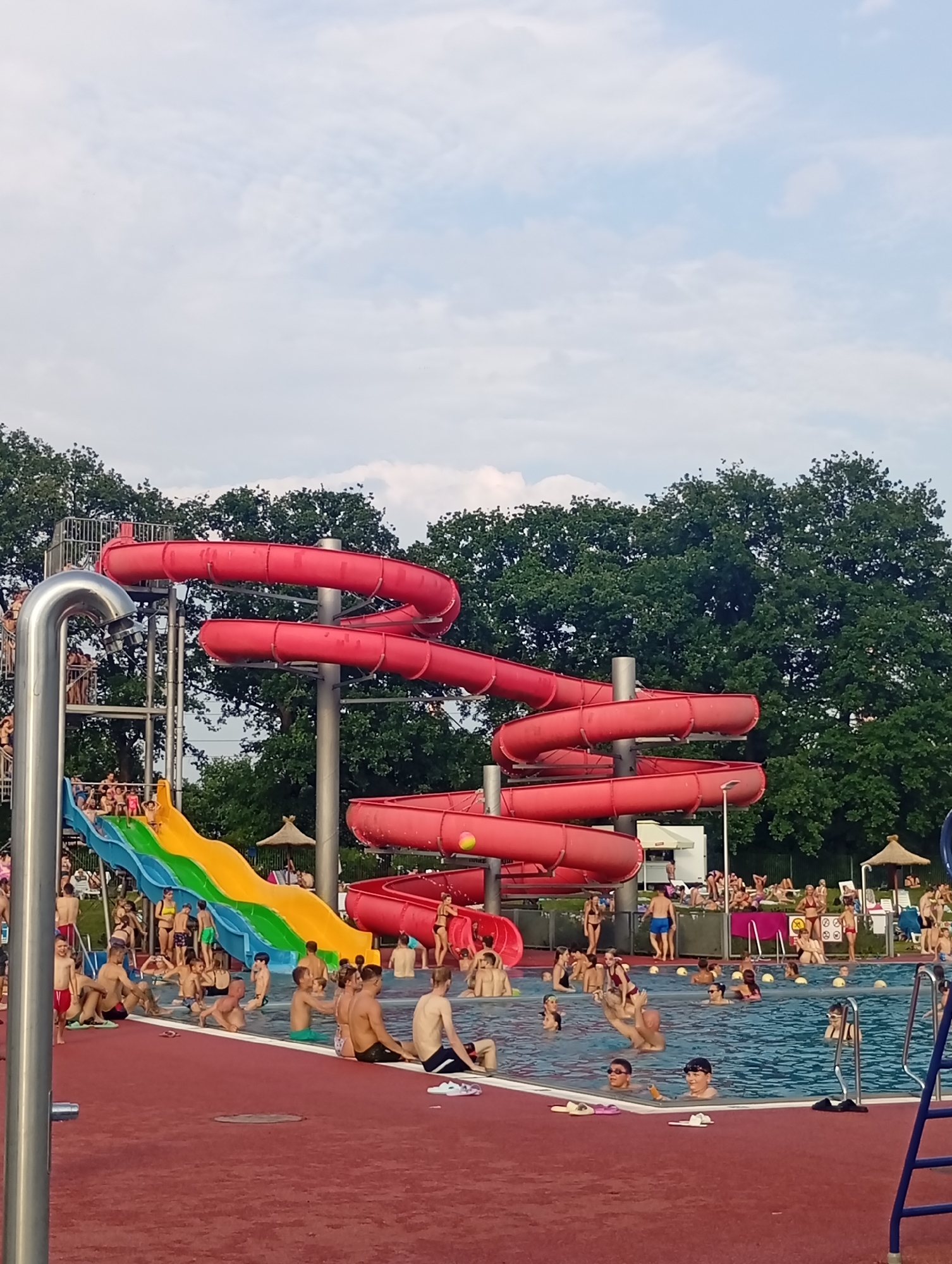 Wrocław Aquapark draws crowds on a busy summer afternoon