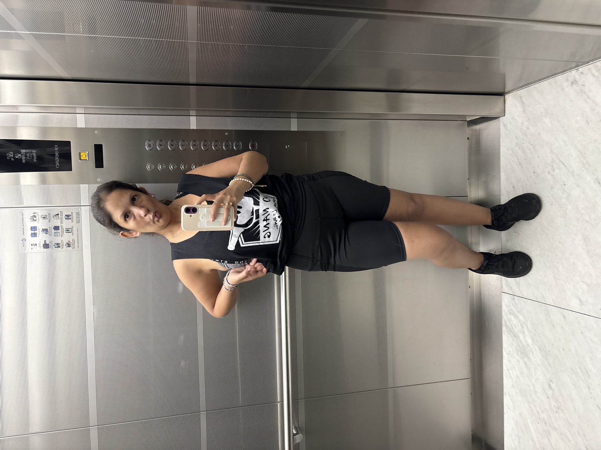 Woman documents gym visit with elevator selfies in Peru