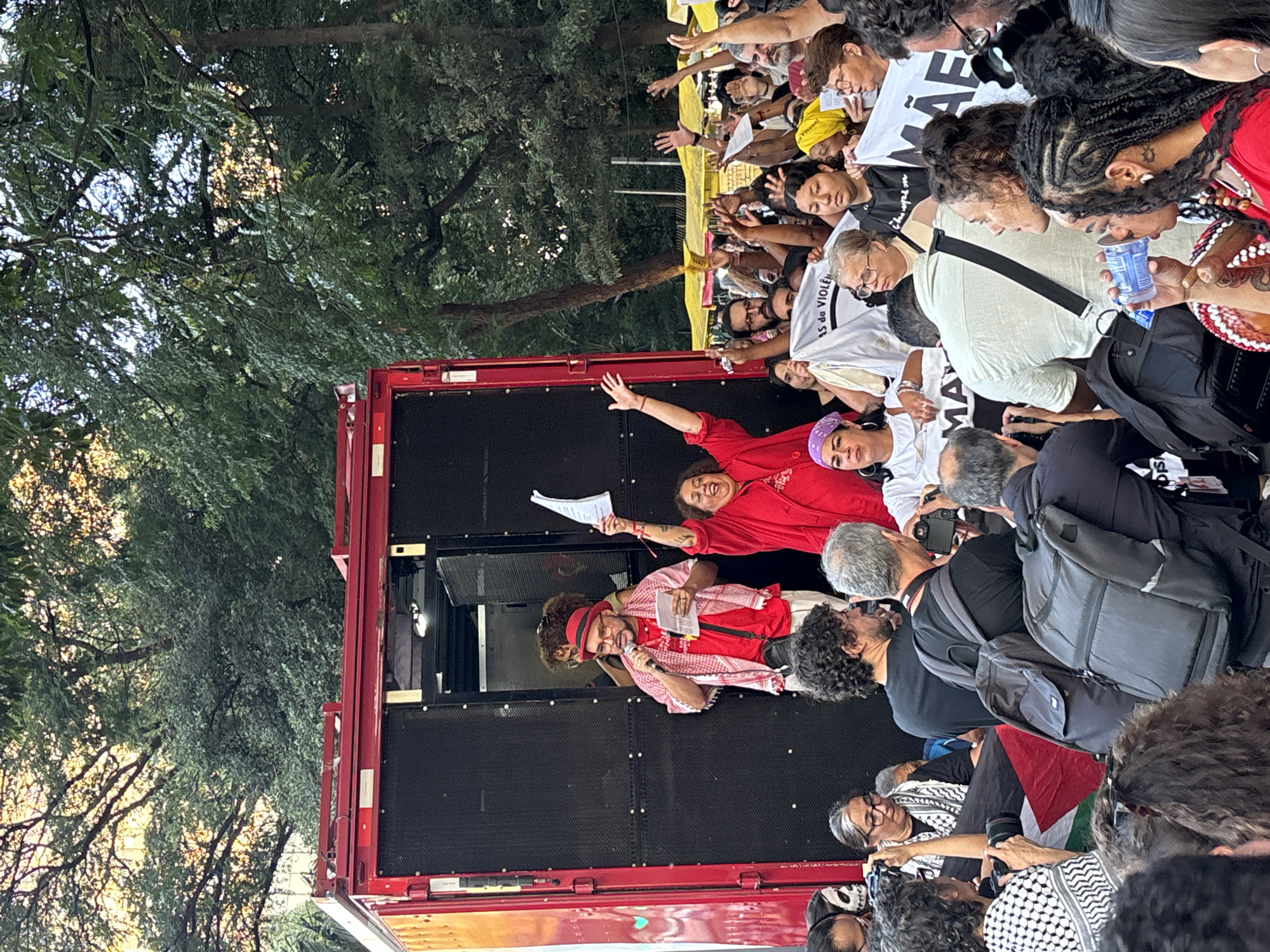 Political demonstration uses red truck as stage in São Paulo
