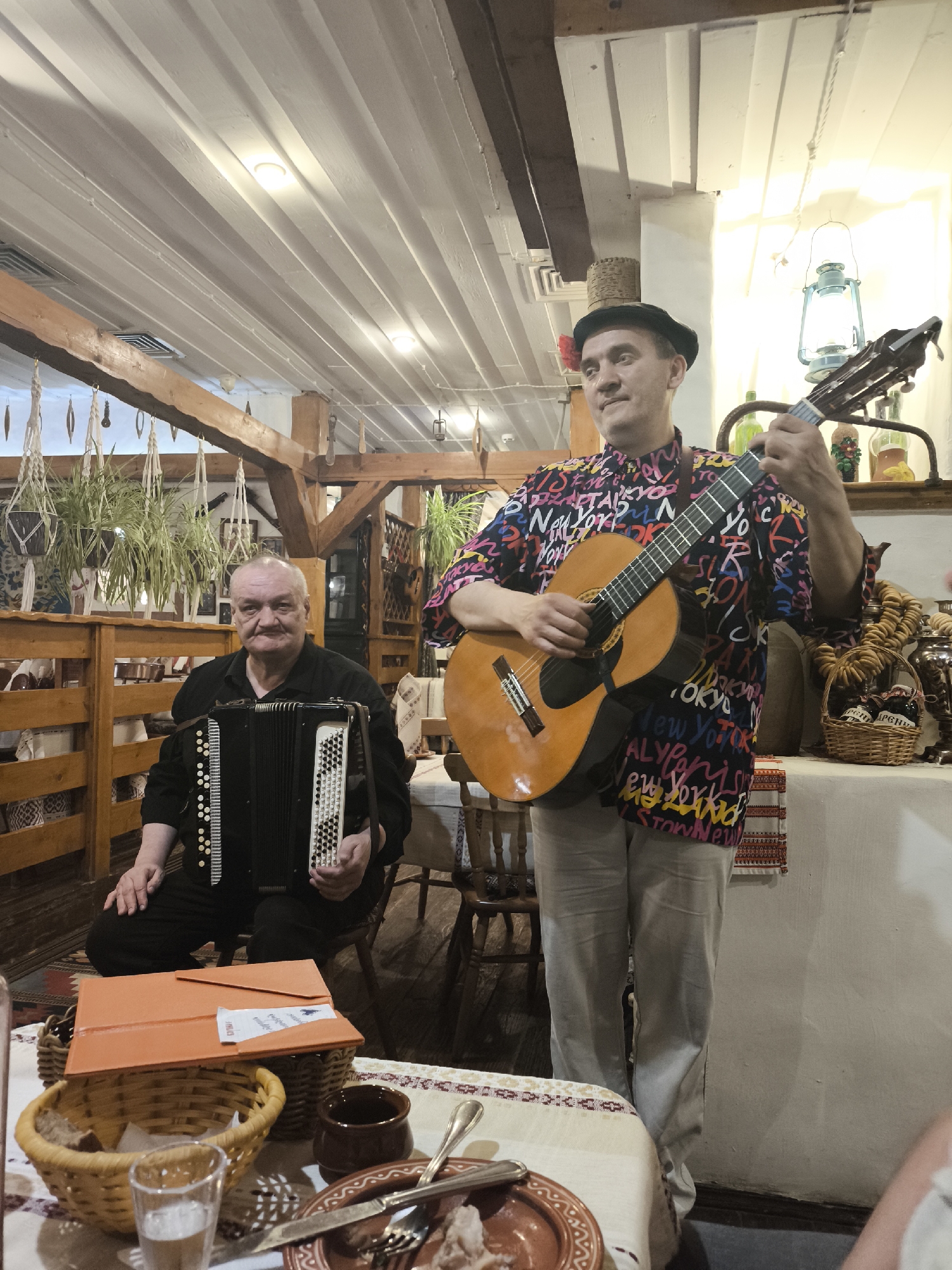 Musical duo performs at Moscow restaurant with floral-adorned patron