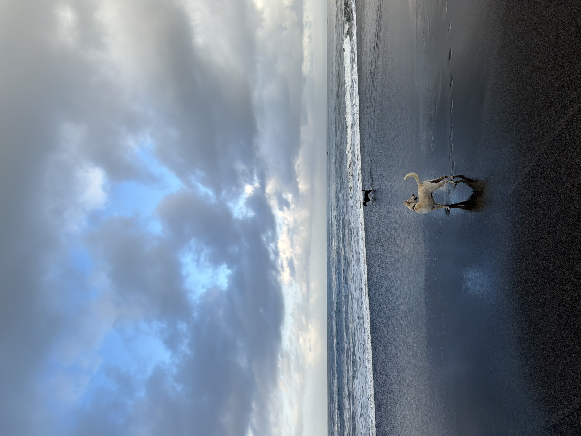 Beach visitors enjoy evening at Kediri despite overcast skies
