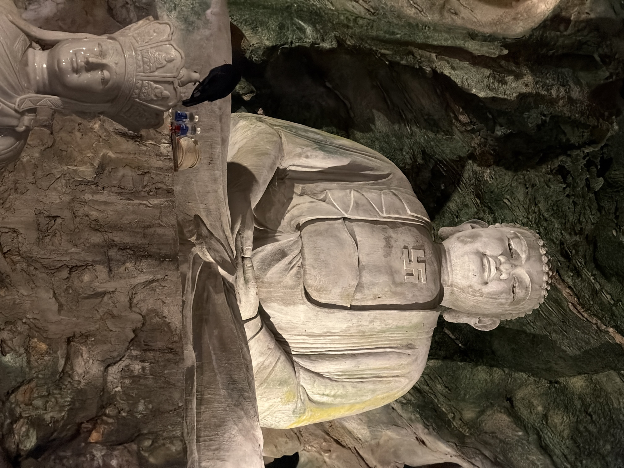 Tourist captures Buddha statue at Đà Nẵng's Marble Mountains cave