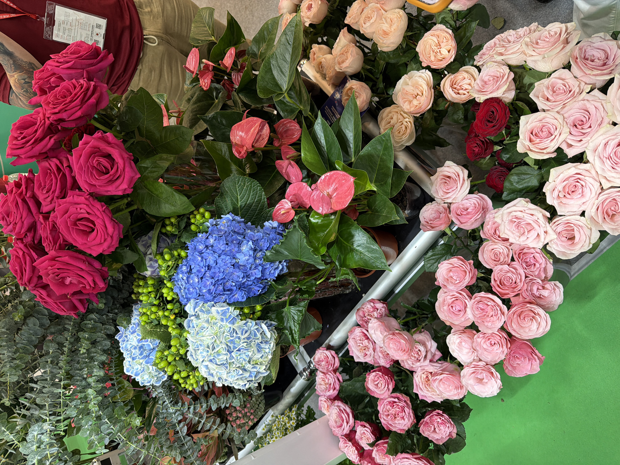 Early morning flower shop display documented in Haizhu District