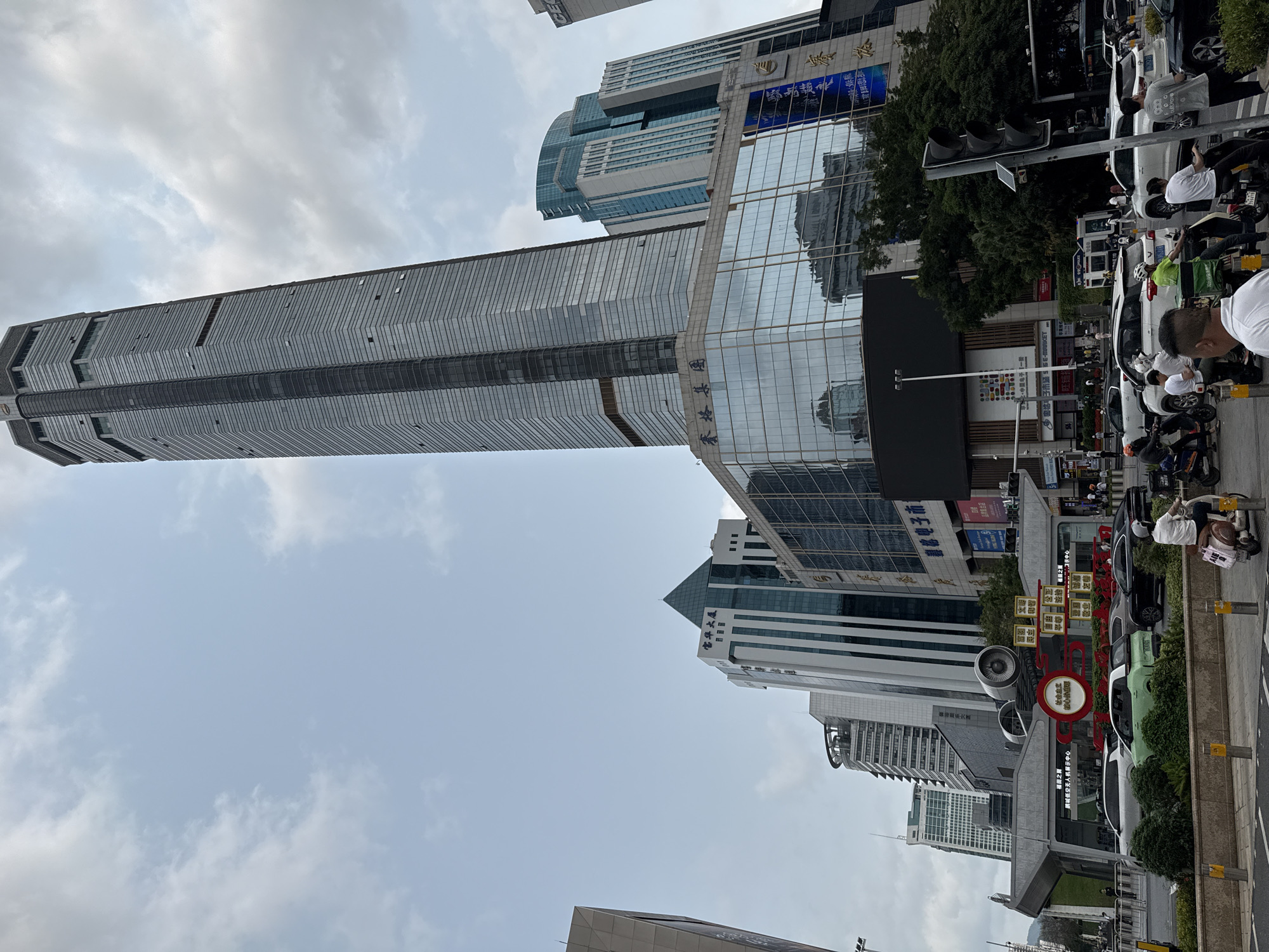 Morning street scenes documented in Futian District, China