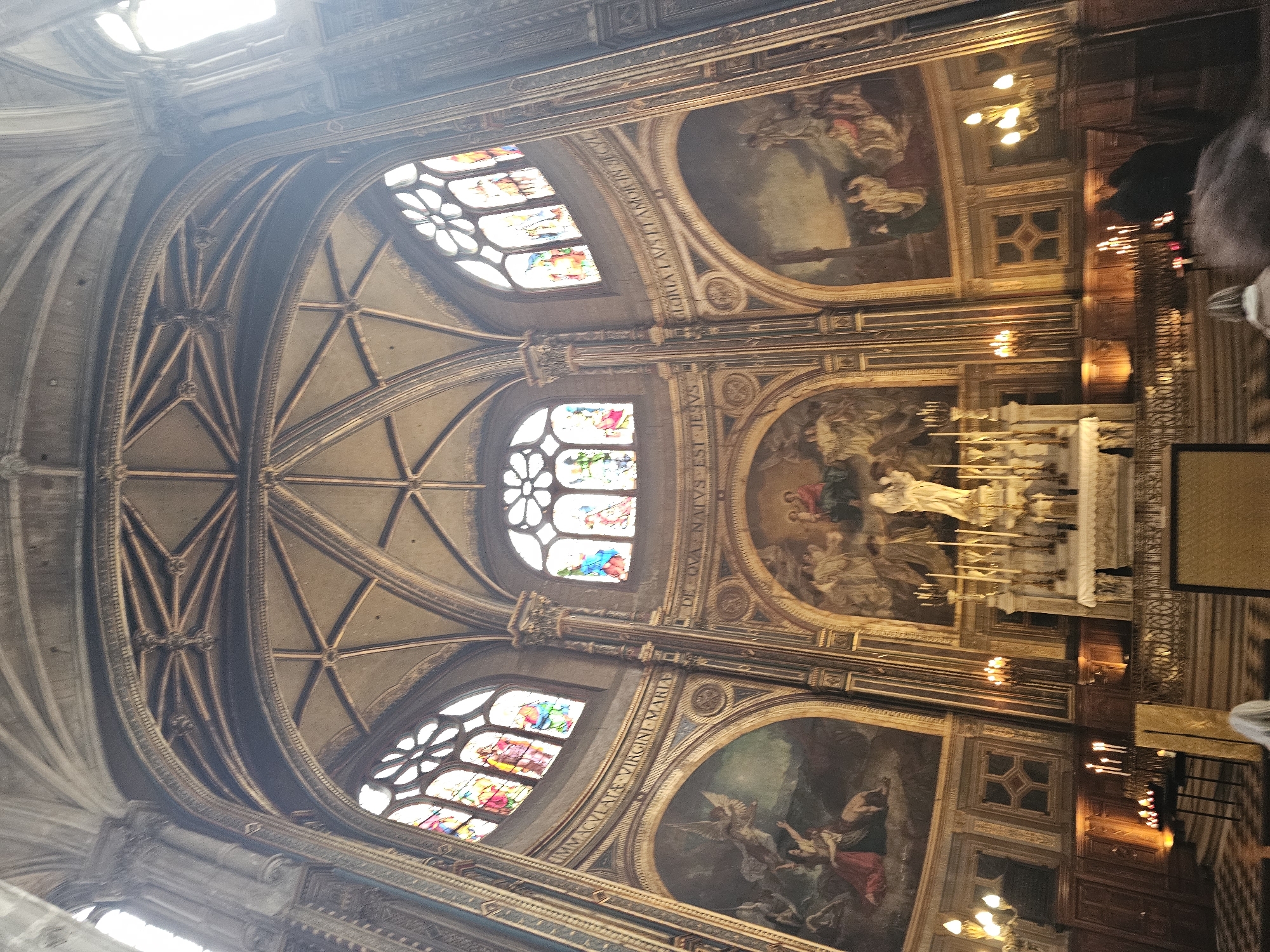 Witness documents Parisian church interior and Halles sculpture within minutes