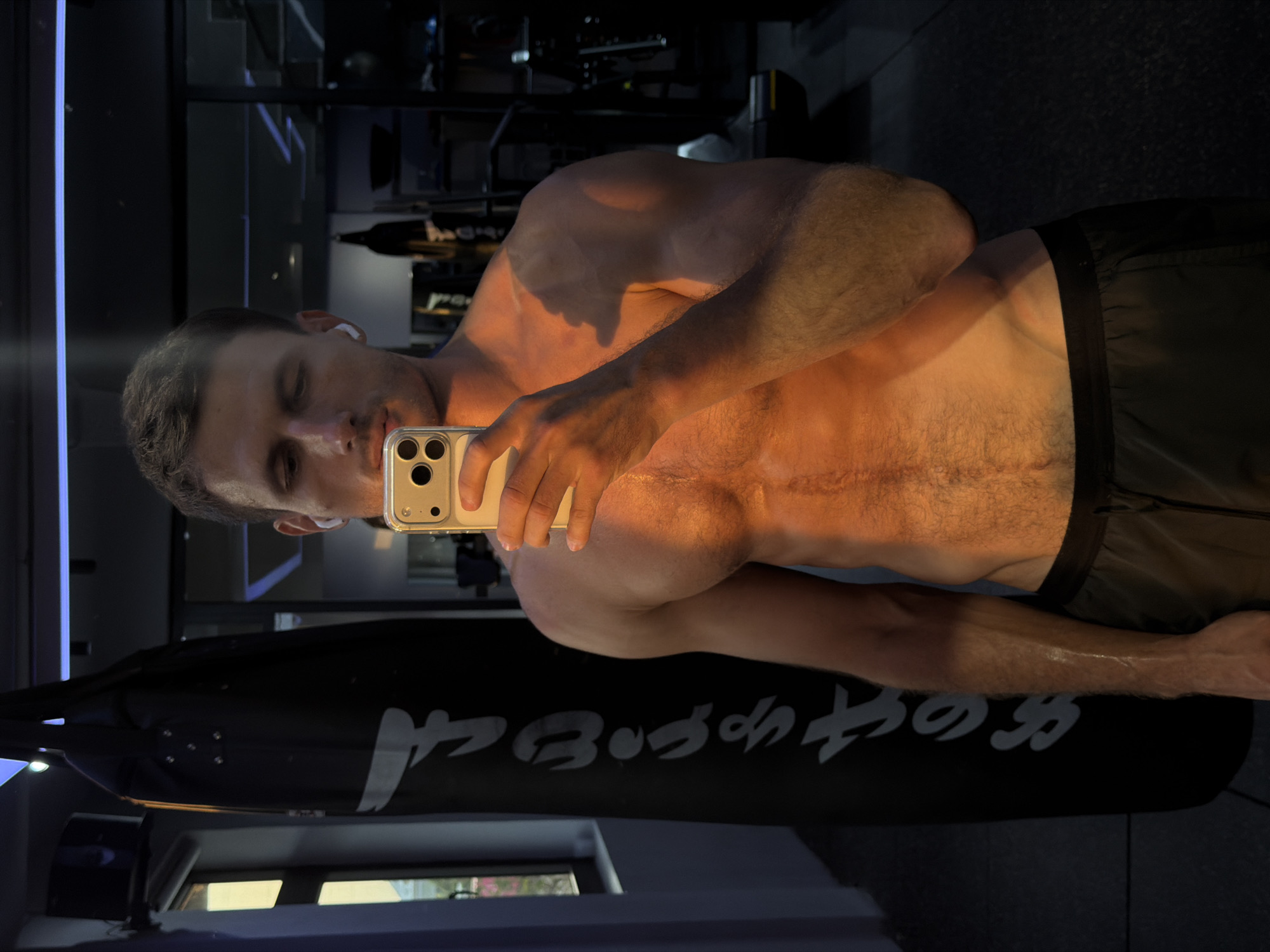 Man Takes Gym Selfie in Đà Nẵng Fitness Center