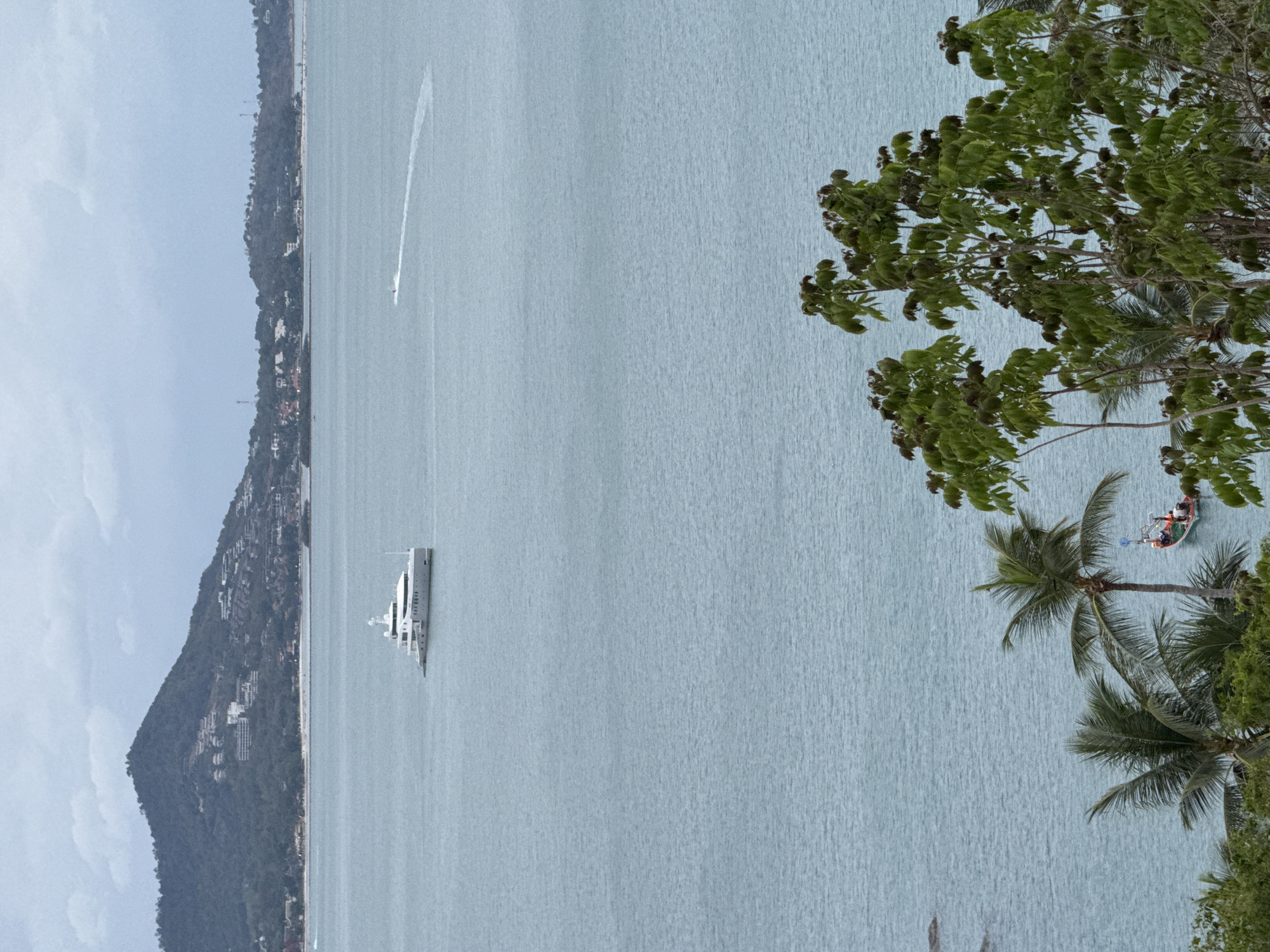 Large yacht anchored off Ko Samui coast observed