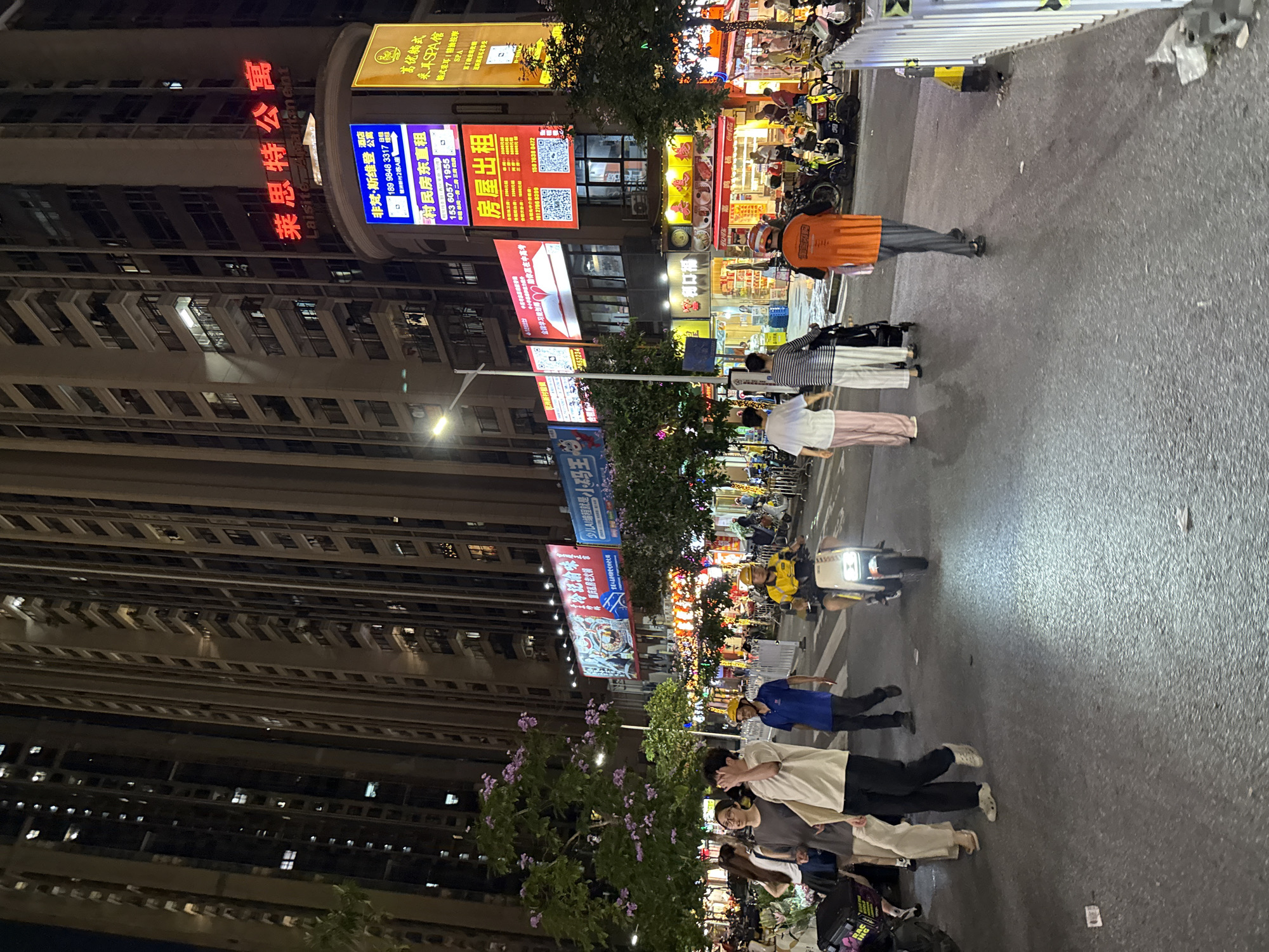 Evening street life documented in Guangzhou's Haizhu District