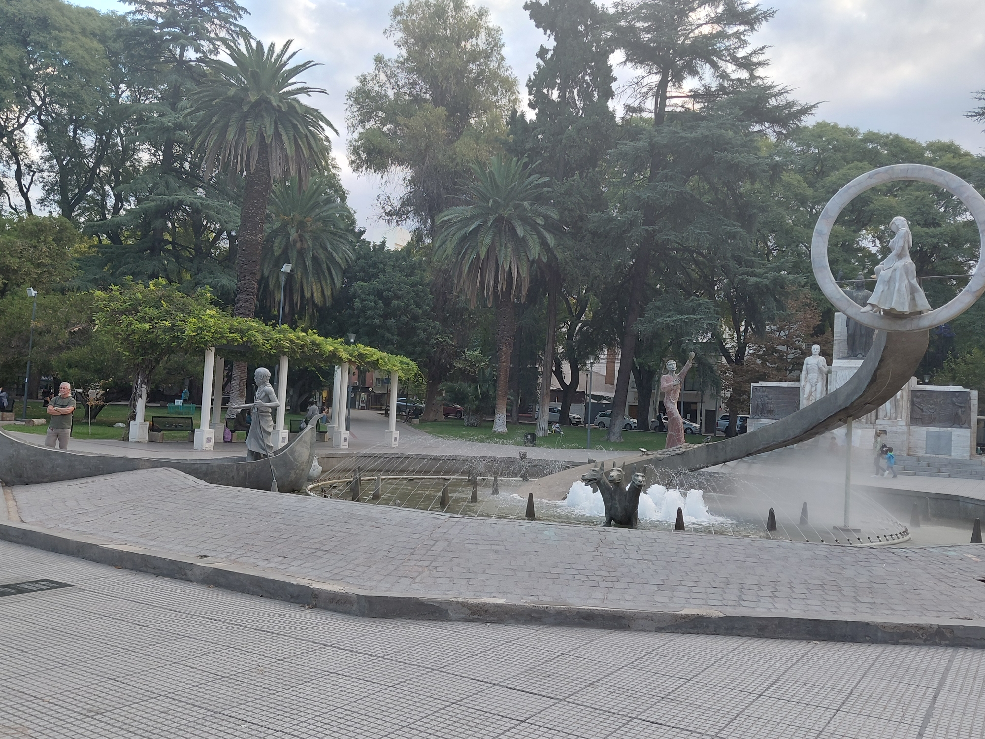 Evening documentation of Mendoza plazas and street scenes