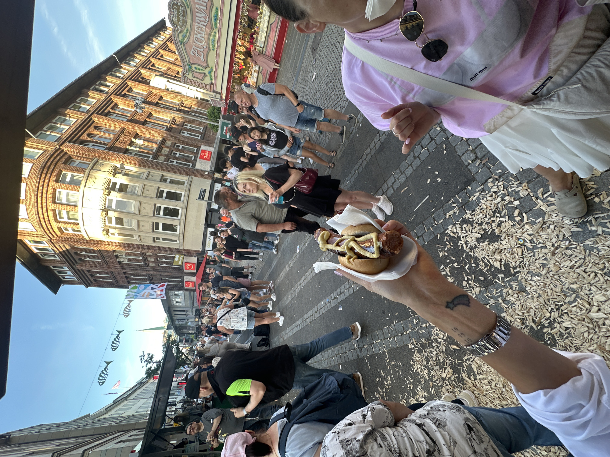 Live music, hot air balloons, and hot dogs at a Kiel summer event