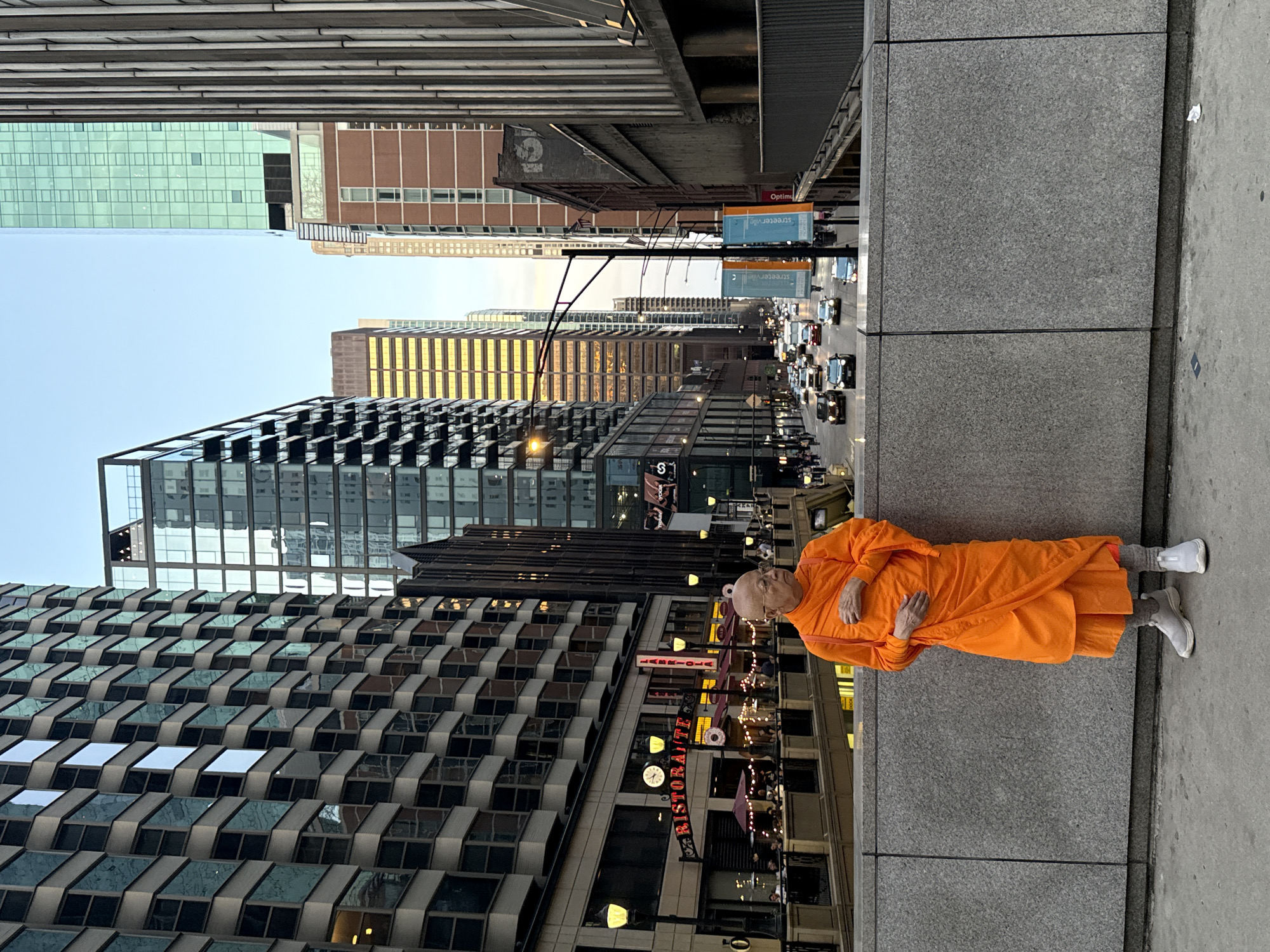 Late-night downtown Chicago scenes captured by independent witness