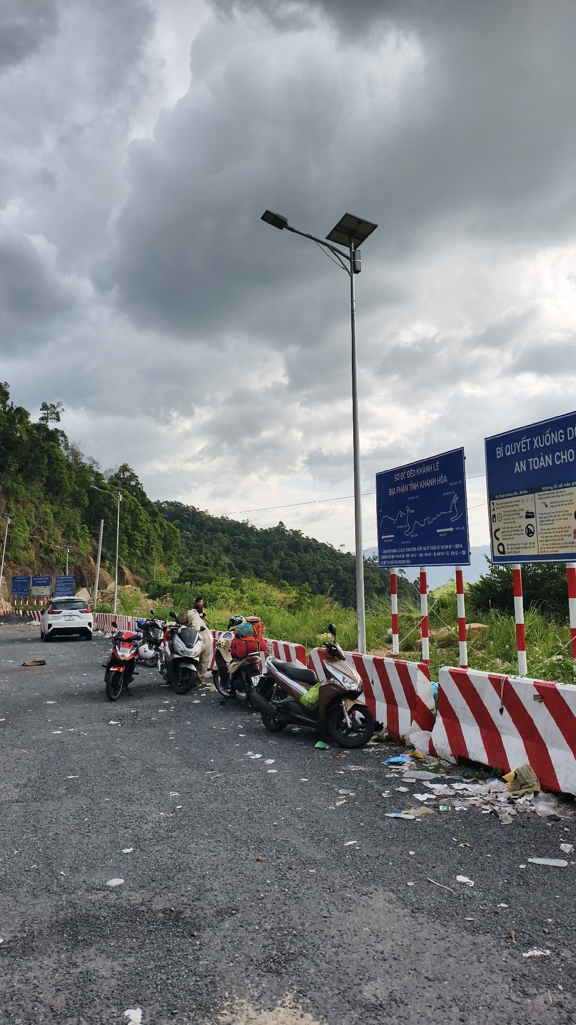 Roadside stop amid misty mountains in Nam Khanh Vinh, Vietnam