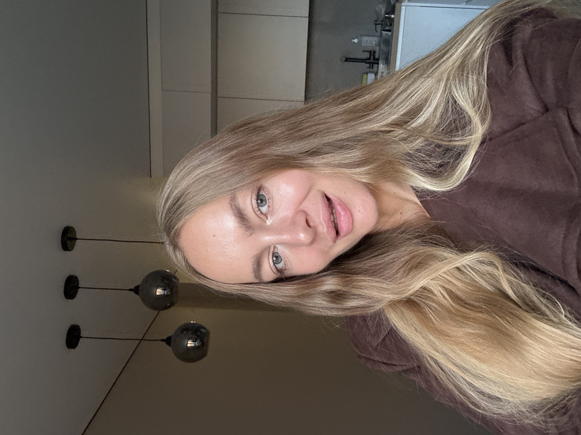 Selfie session across a Reutov apartment, elevator, and skyline