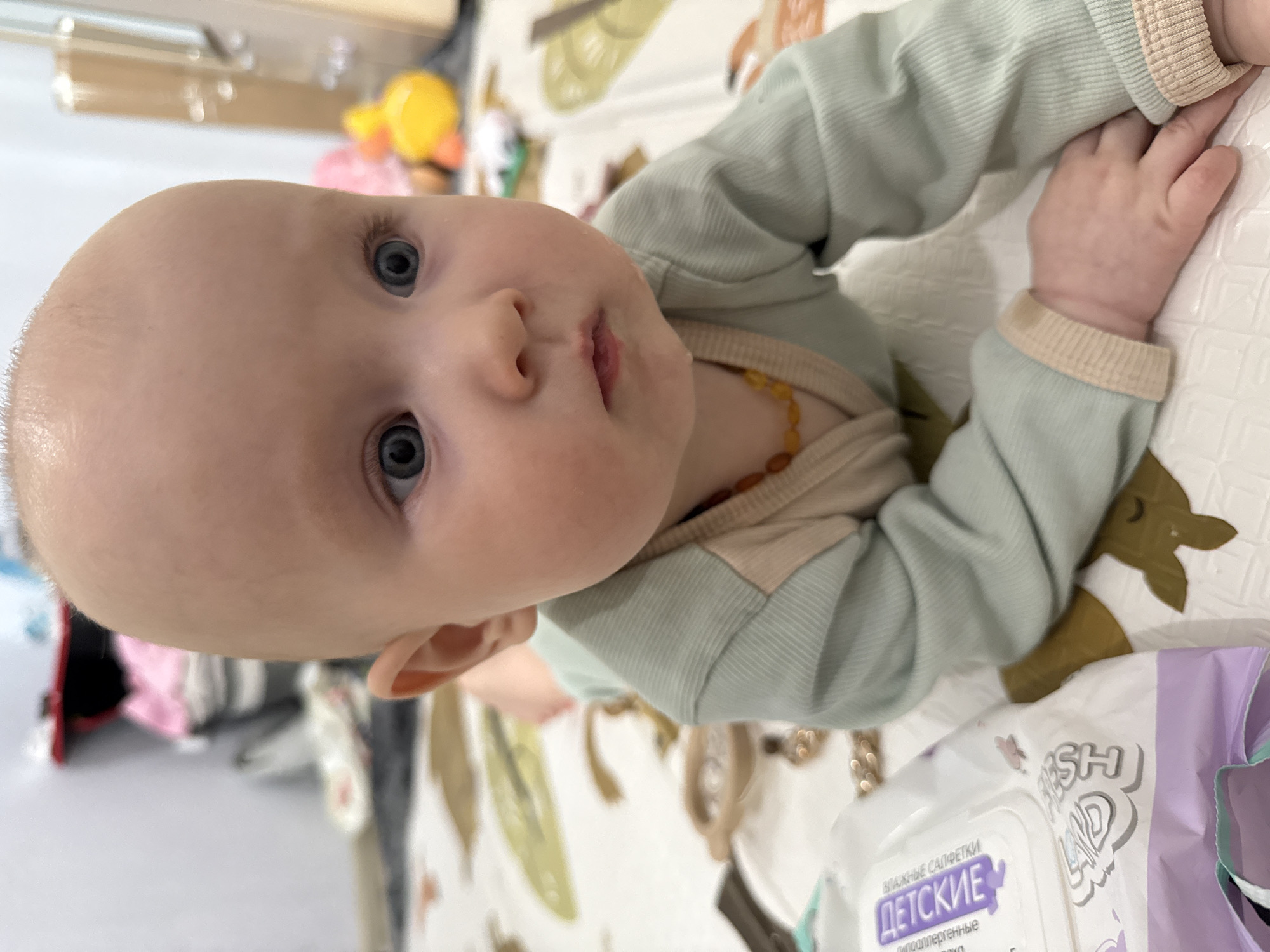 Morning domestic photography session captures baby and heterochromic cat in Yakutsk nursery