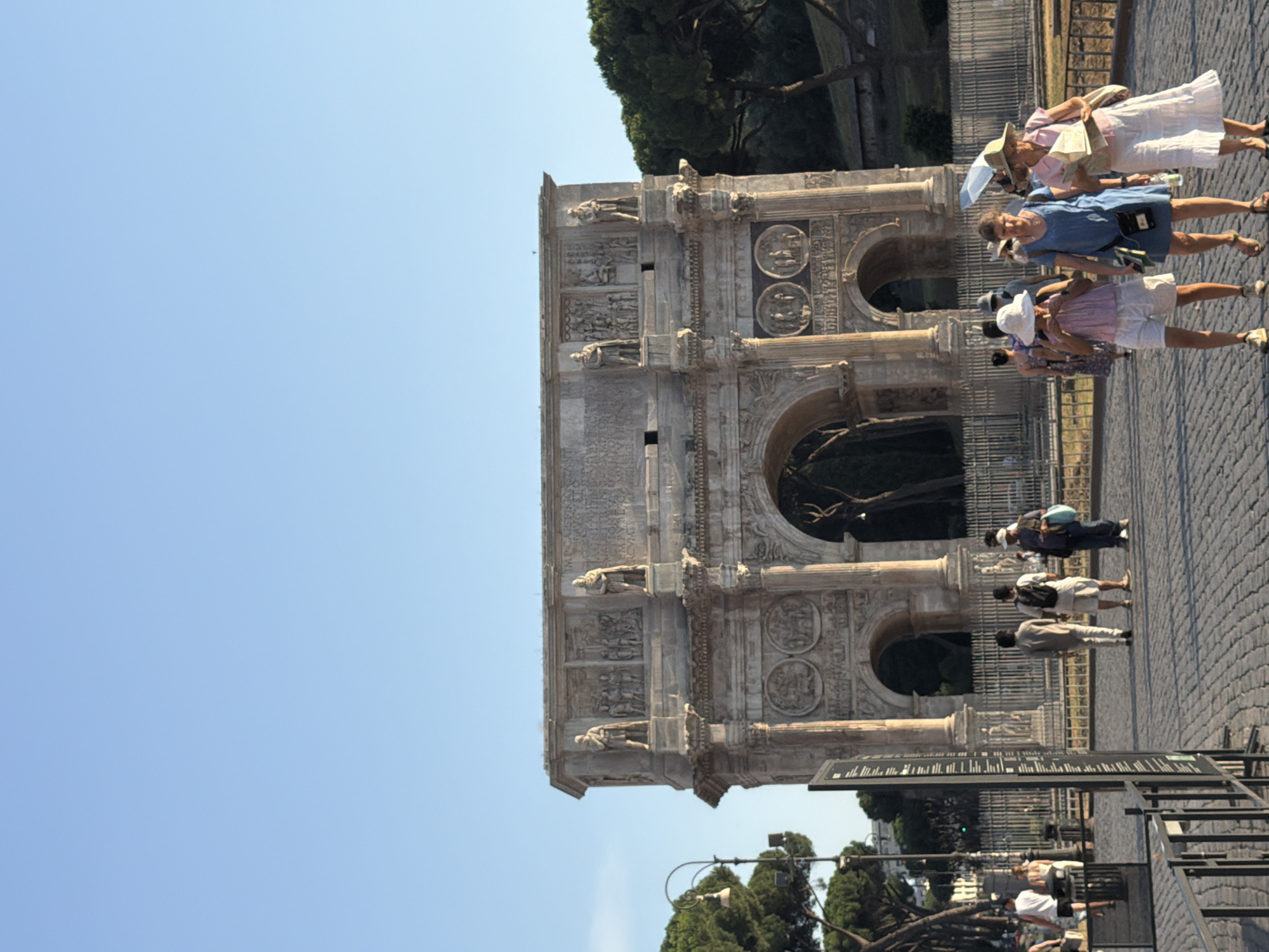 Sunny afternoon around the Colosseum and Arch of Constantine