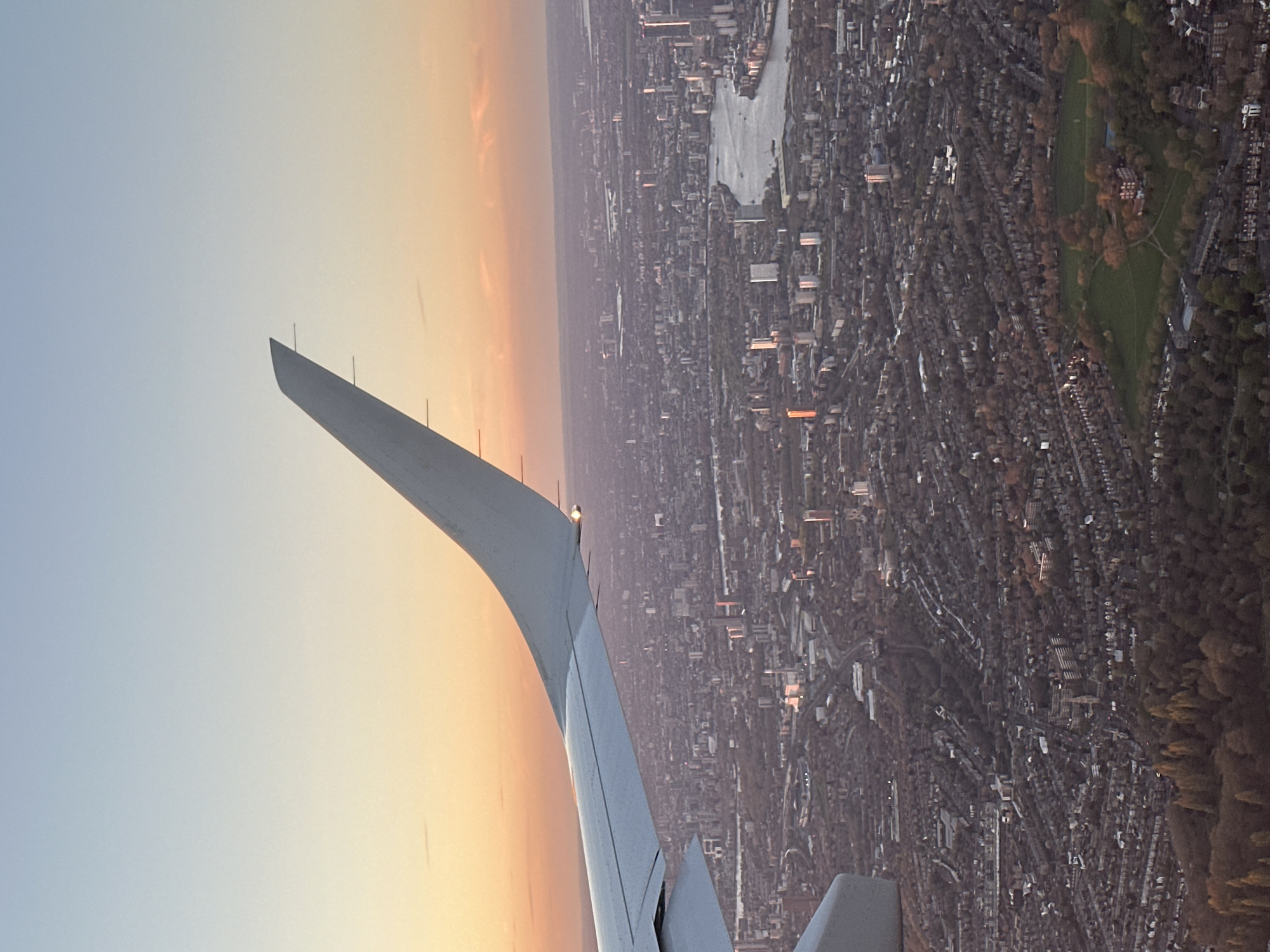 Passenger captures sunset view from airplane window over London