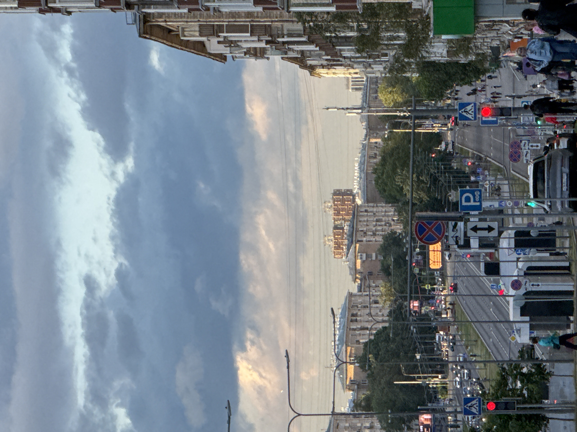 Street-level moments across a Russian city at dusk