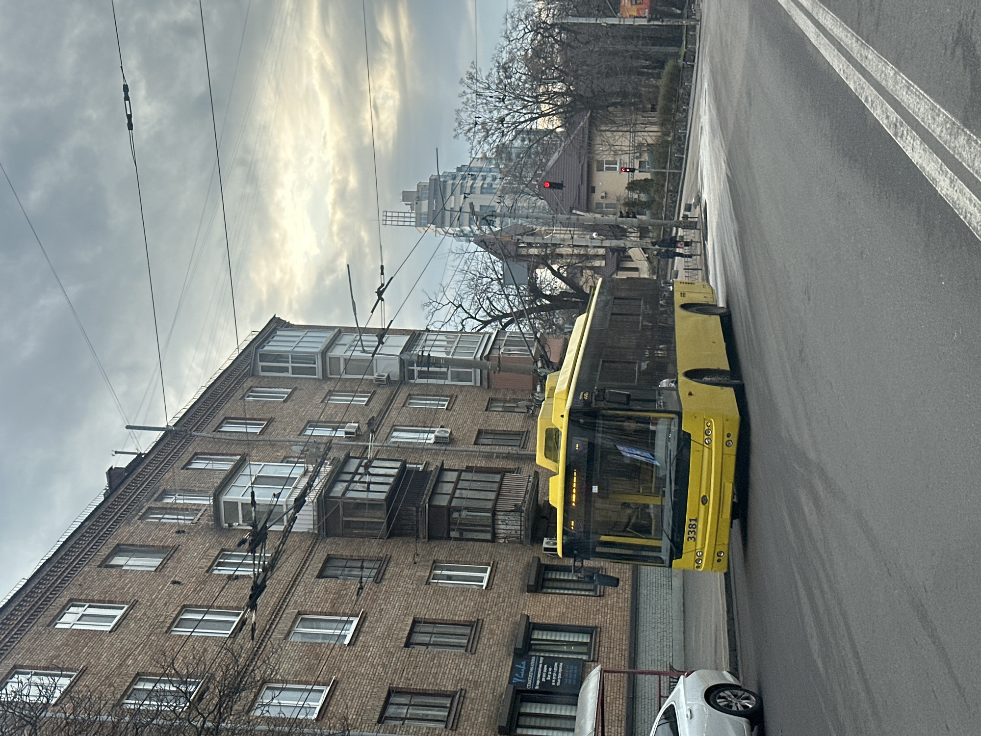 Morning street scenes documented across Kyiv neighborhoods