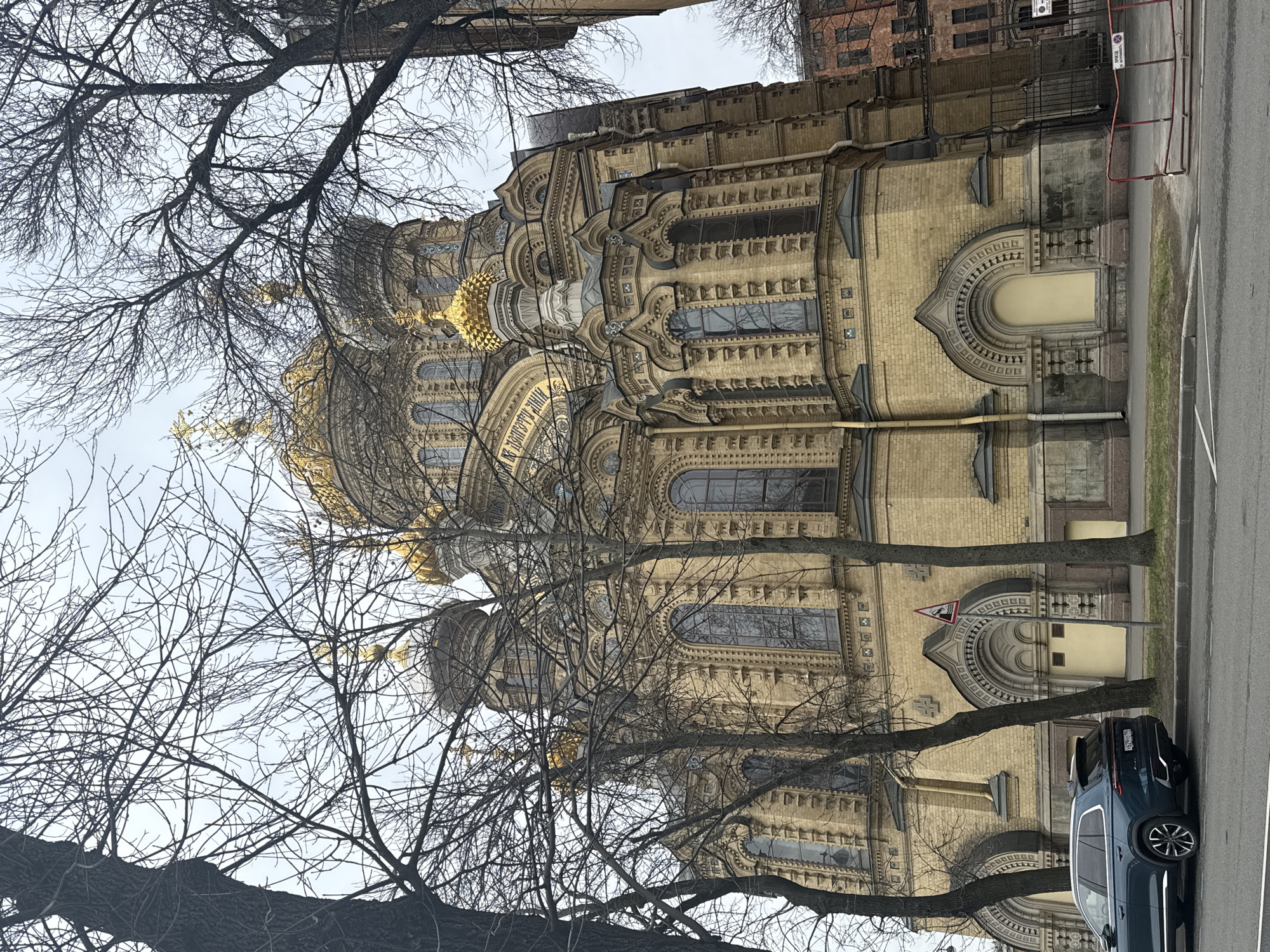 Tourist documents Saint Petersburg landmarks during morning walk