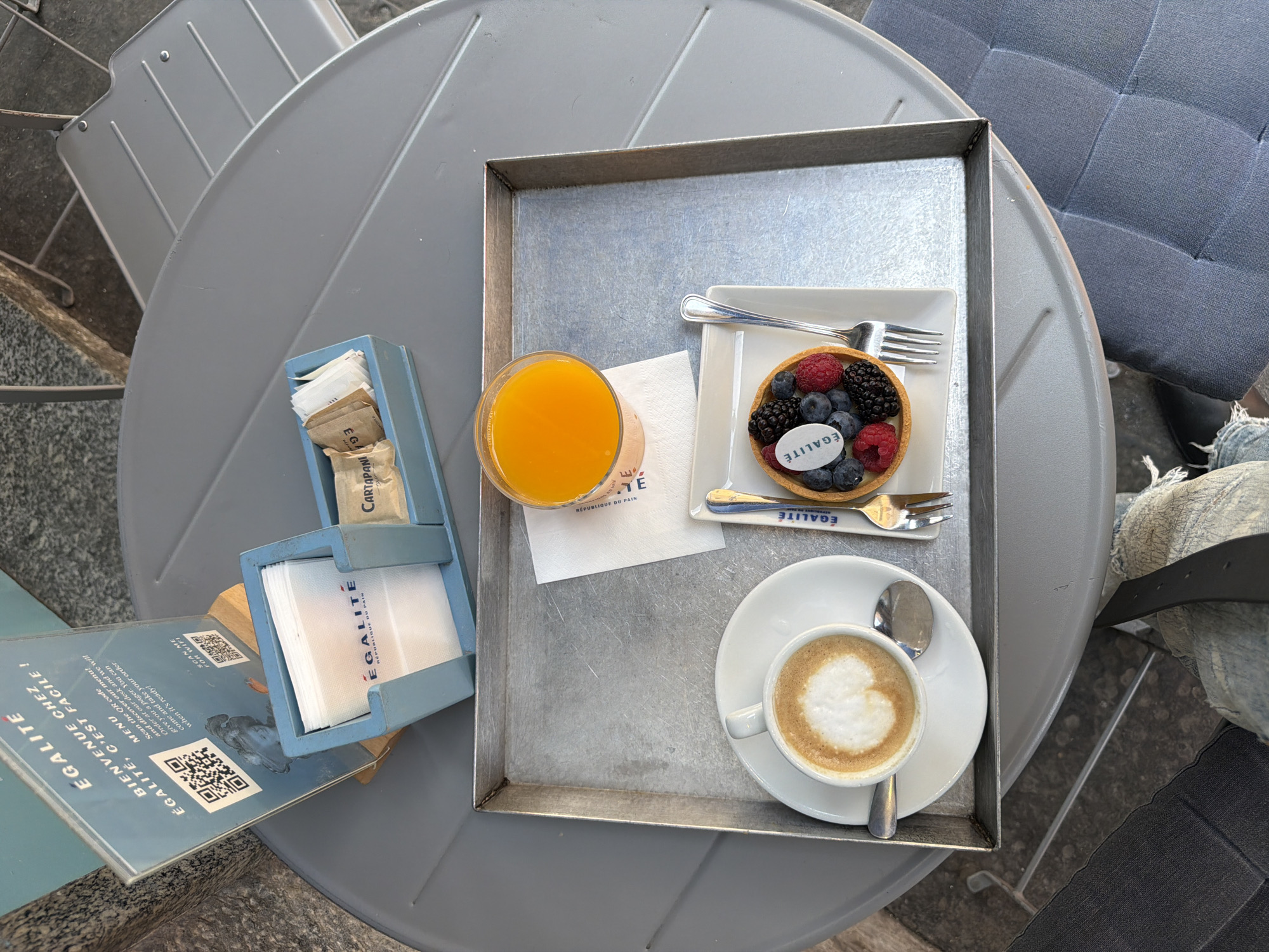 Coffee and street life in Milan on a June afternoon
