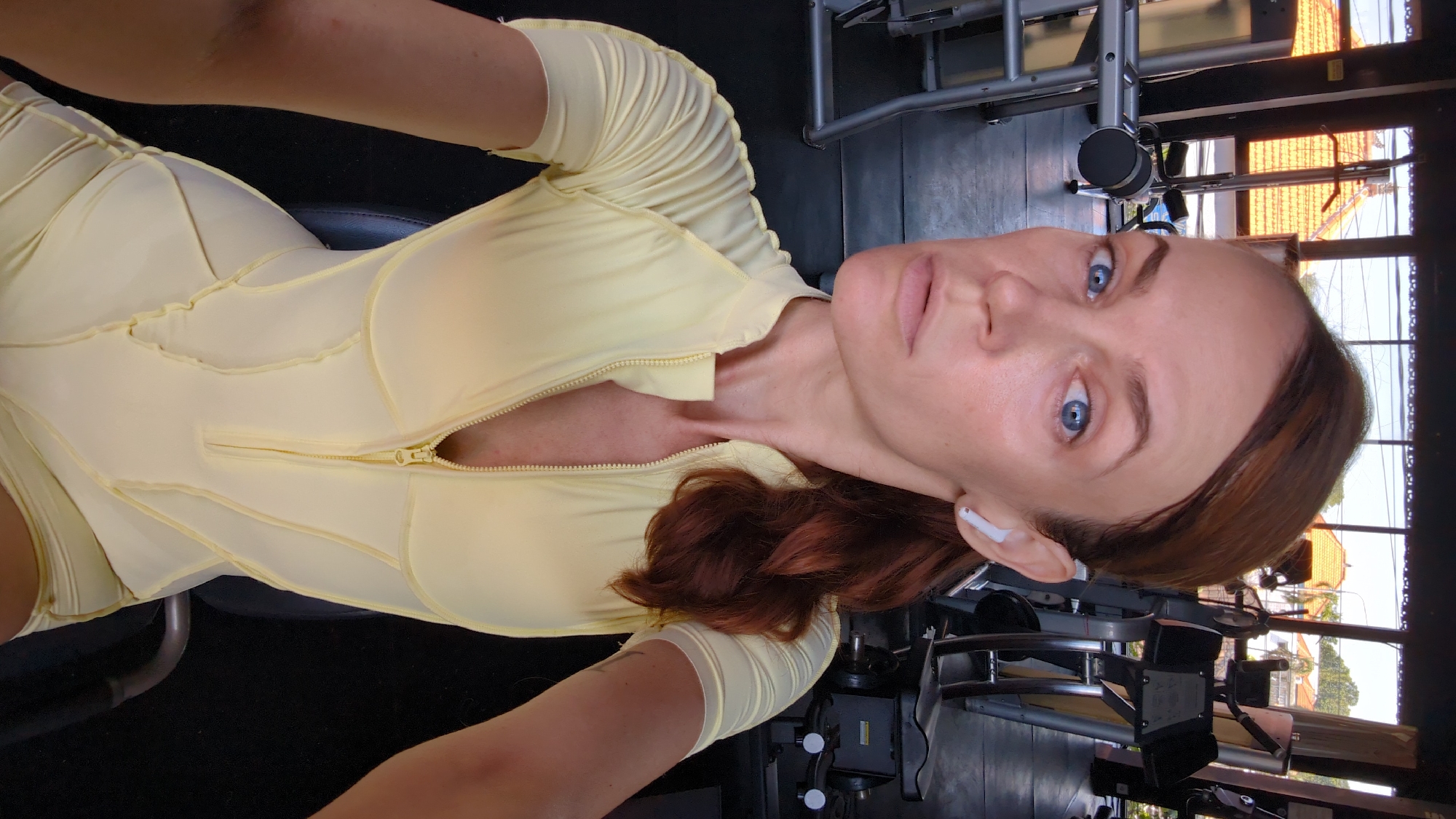 Woman in yellow bodysuit spotted at Mengwi gym