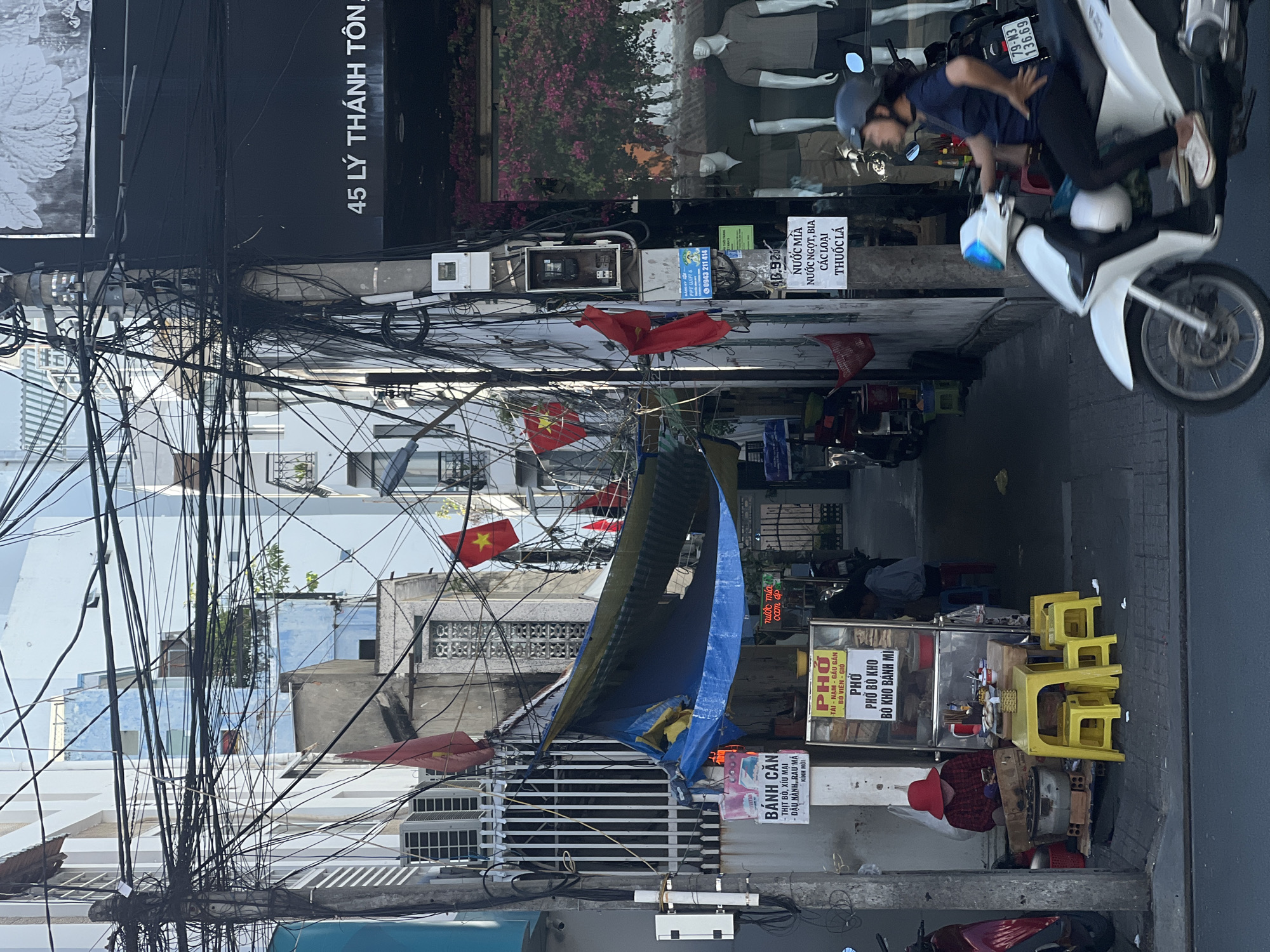 Early morning street scenes documented in Nha Trang Ward