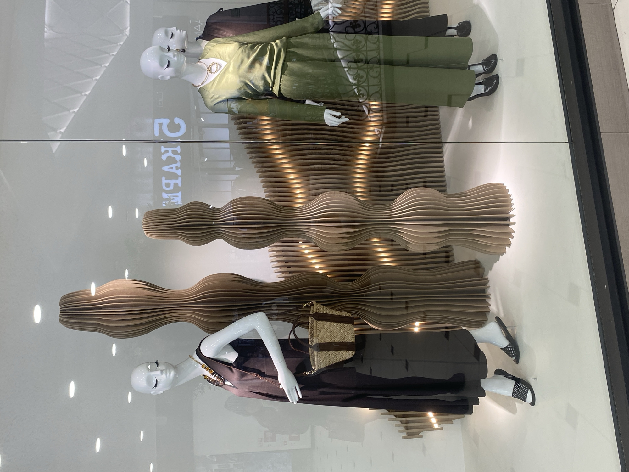 Morning shopping scenes documented in Yekaterinburg retail district