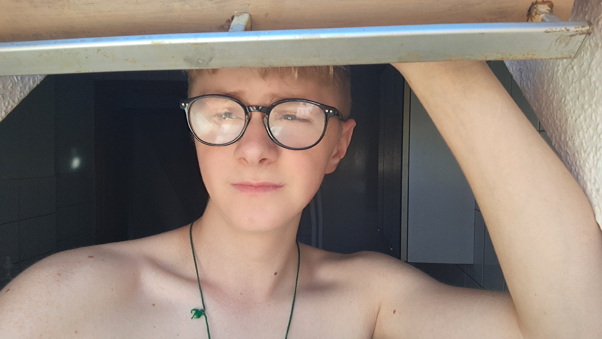 Casual selfie session and random snapshots from a Parchim apartment