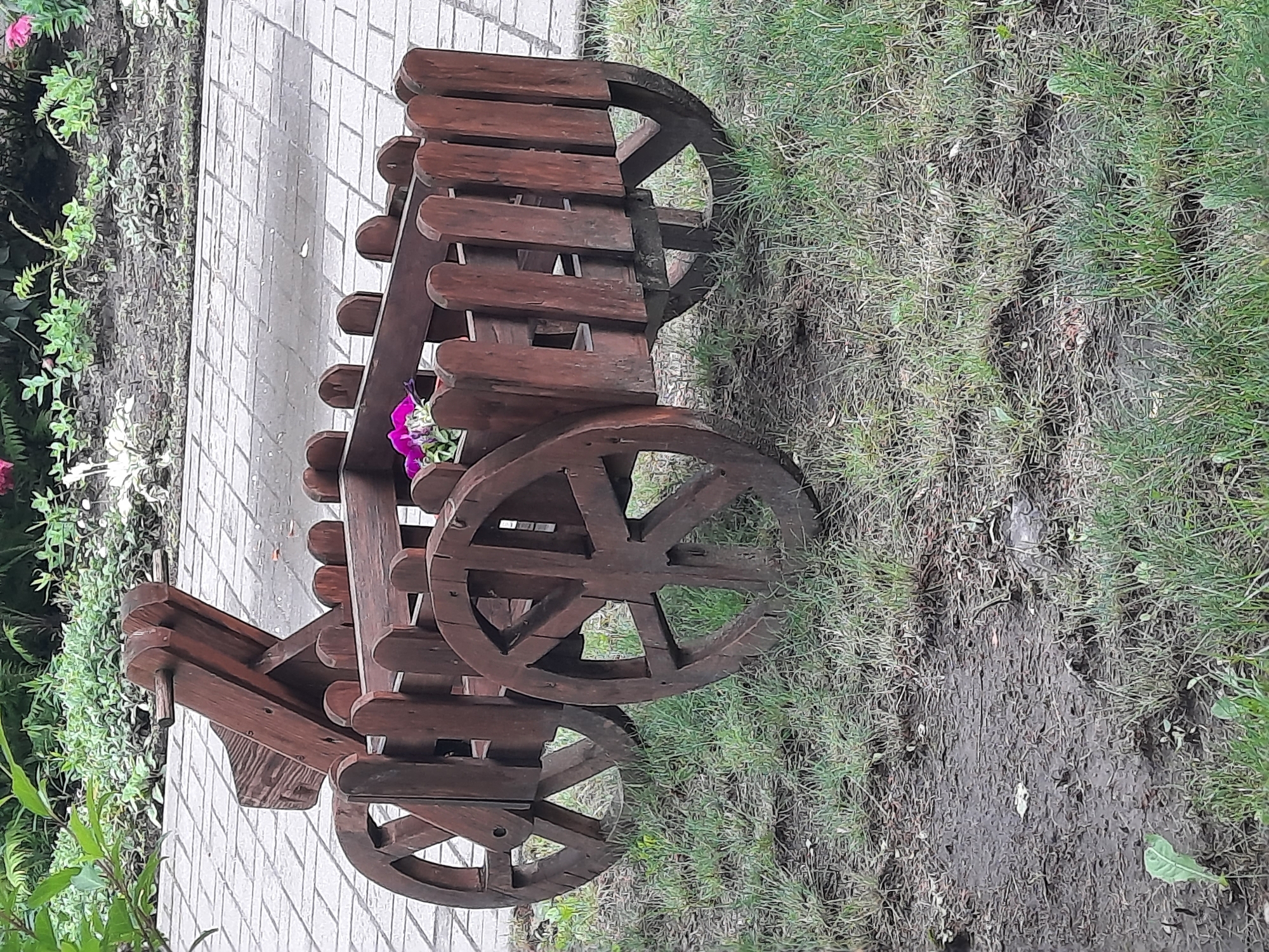 Afternoon stroll documents decorative gardens and local crafts in Sluck