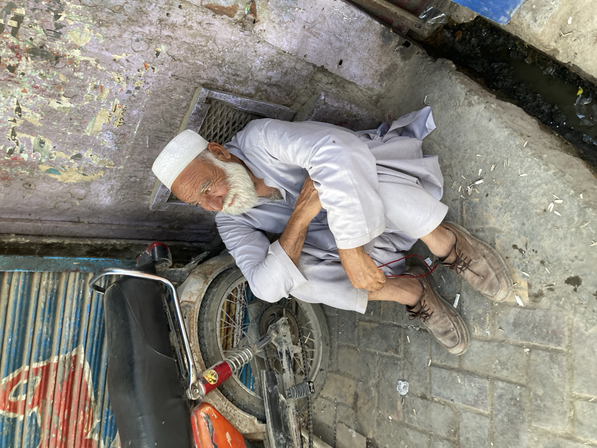 Elderly men in traditional dress observed in Quetta