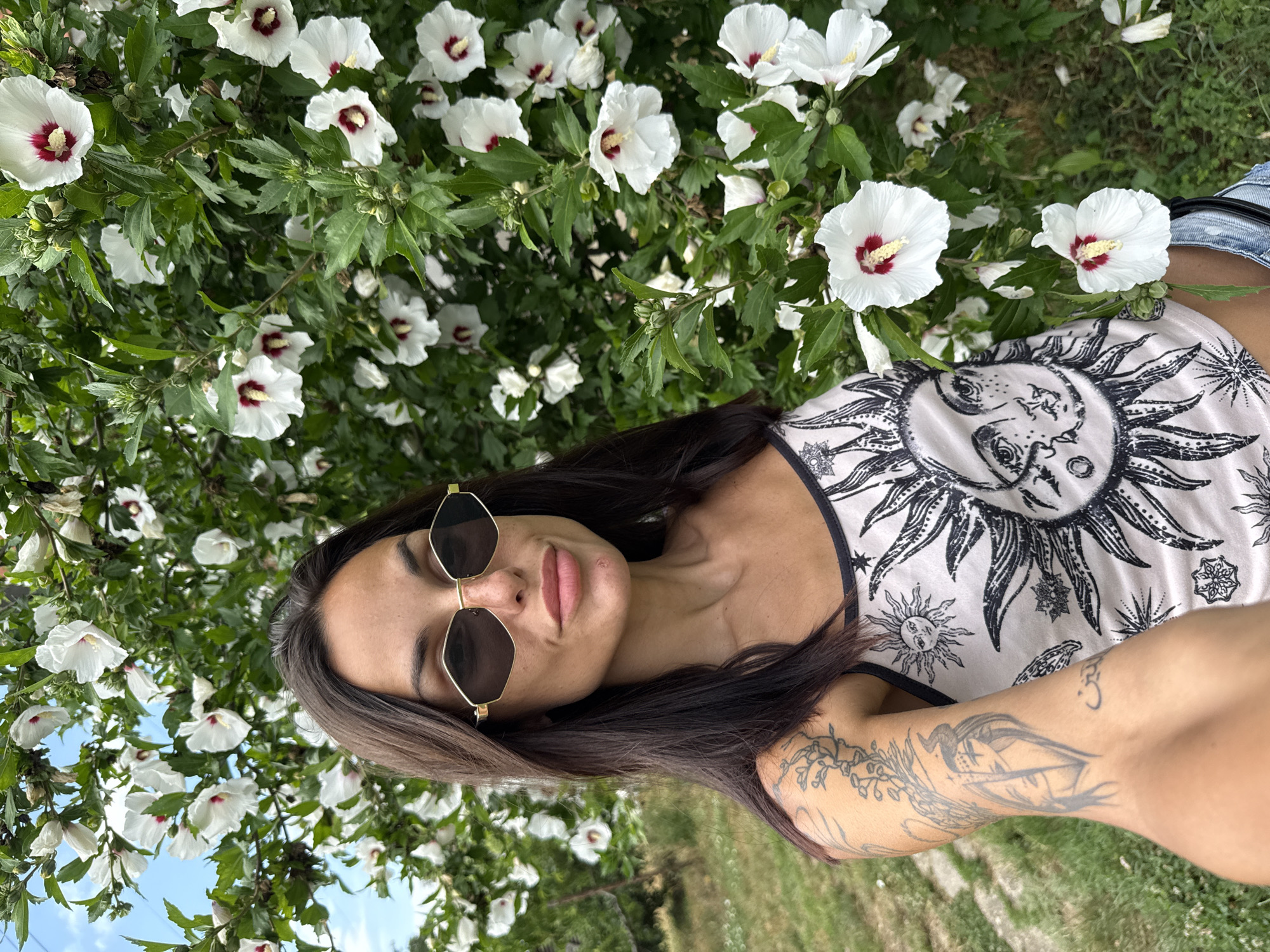 Selfies and white hibiscus blooms on a Belene walkway