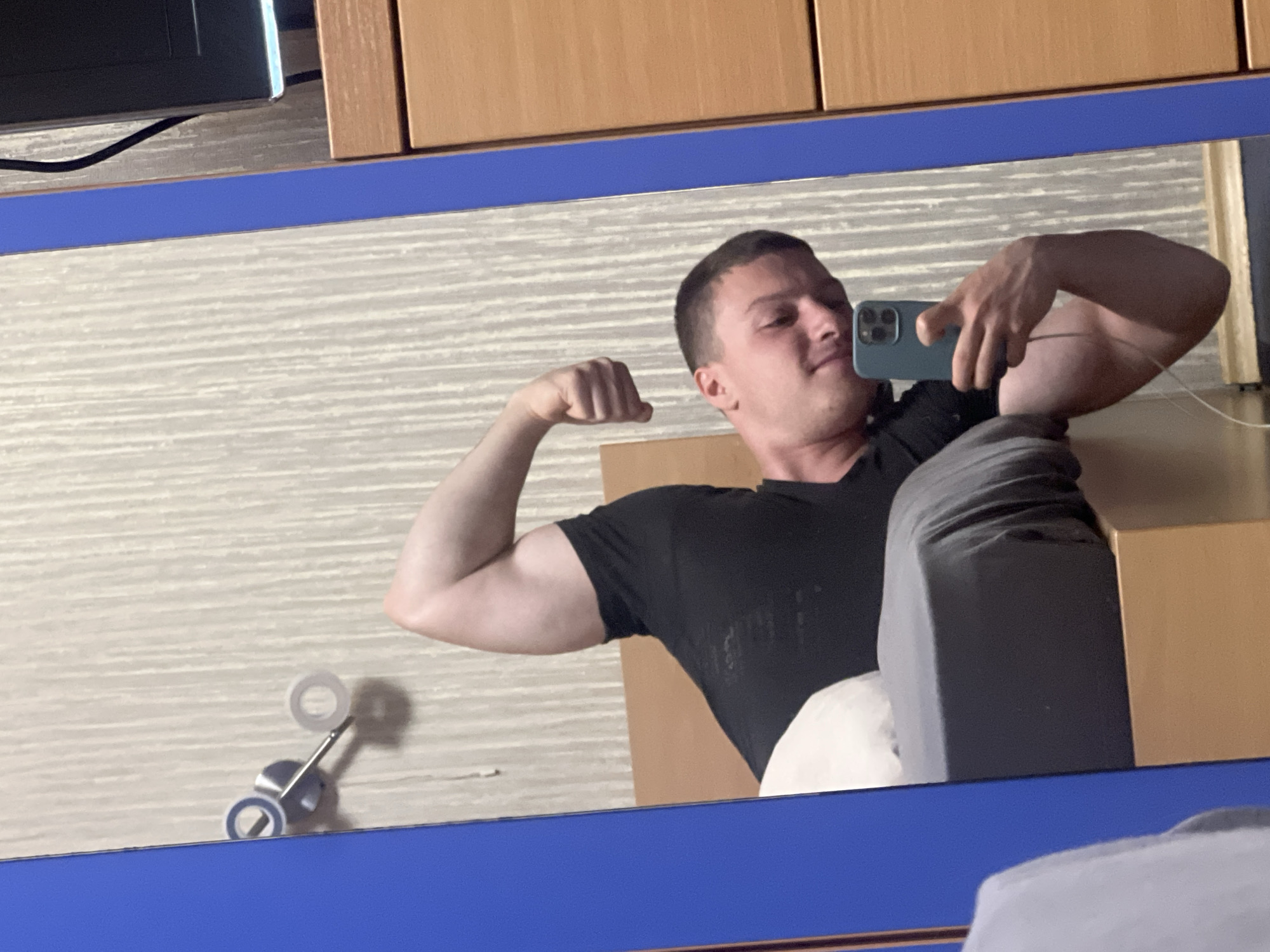 Man takes flexing selfie in mirror in Burgas