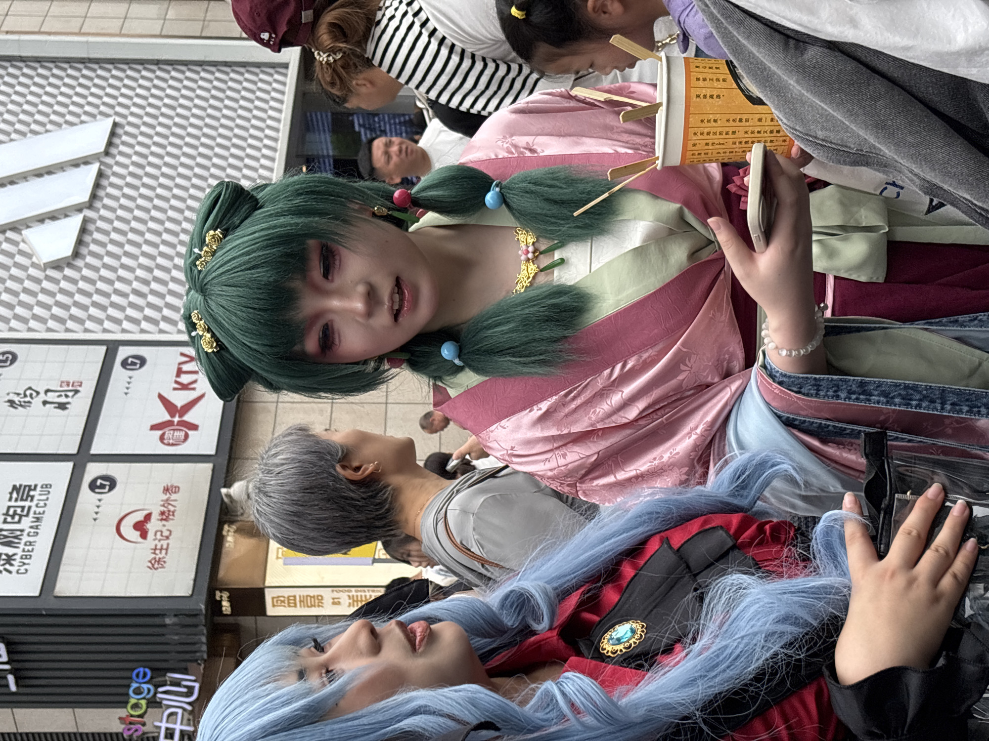 Anime festival draws cosplayers to Liangjiang street food market