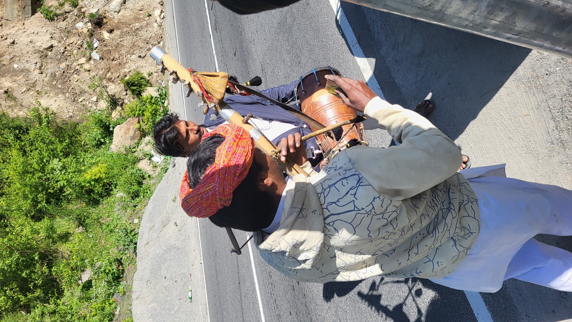 Traditional musicians perform roadside concert in Solang mountain region
