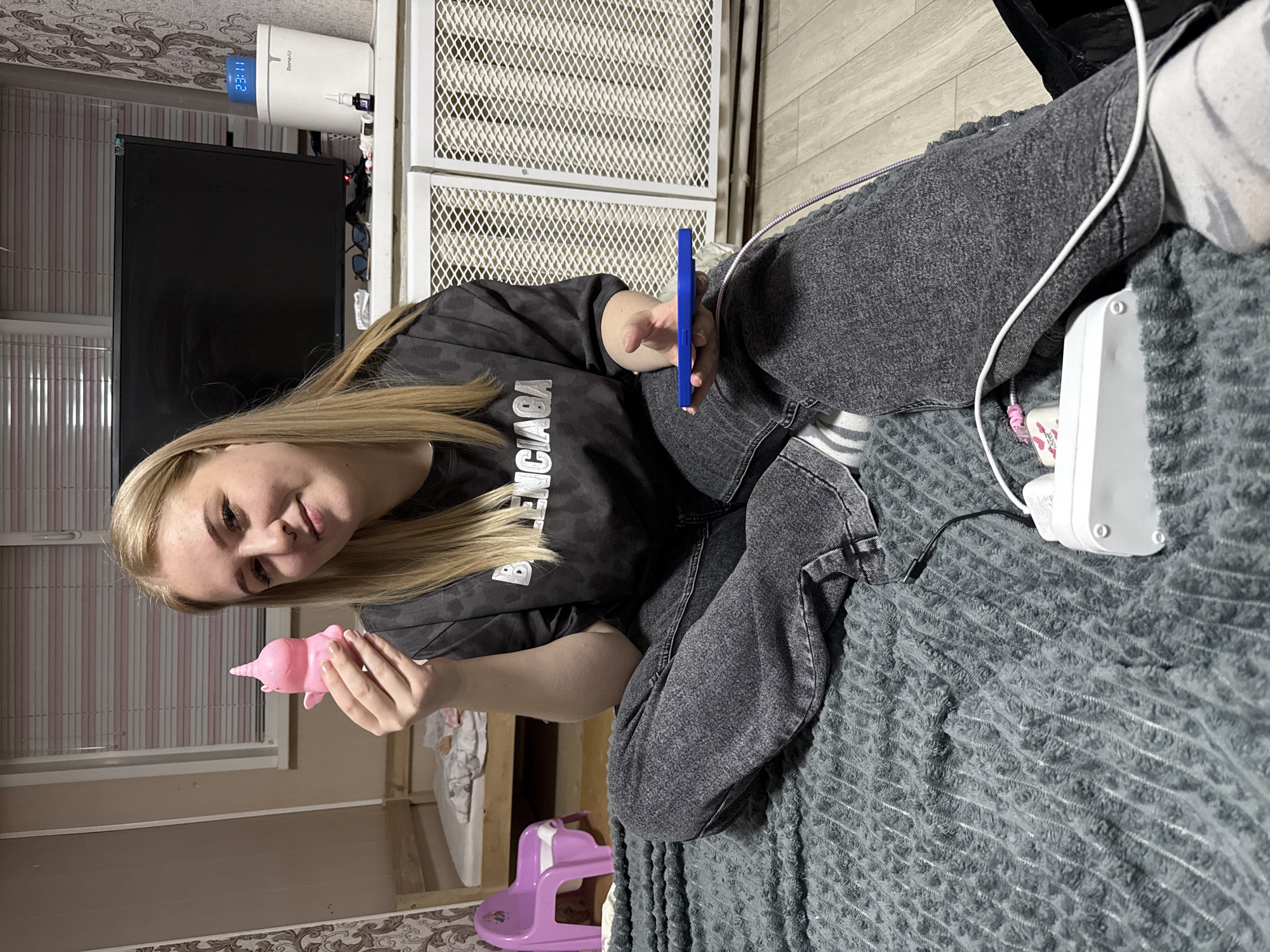 Woman documented in casual domestic moments over afternoon in Foki