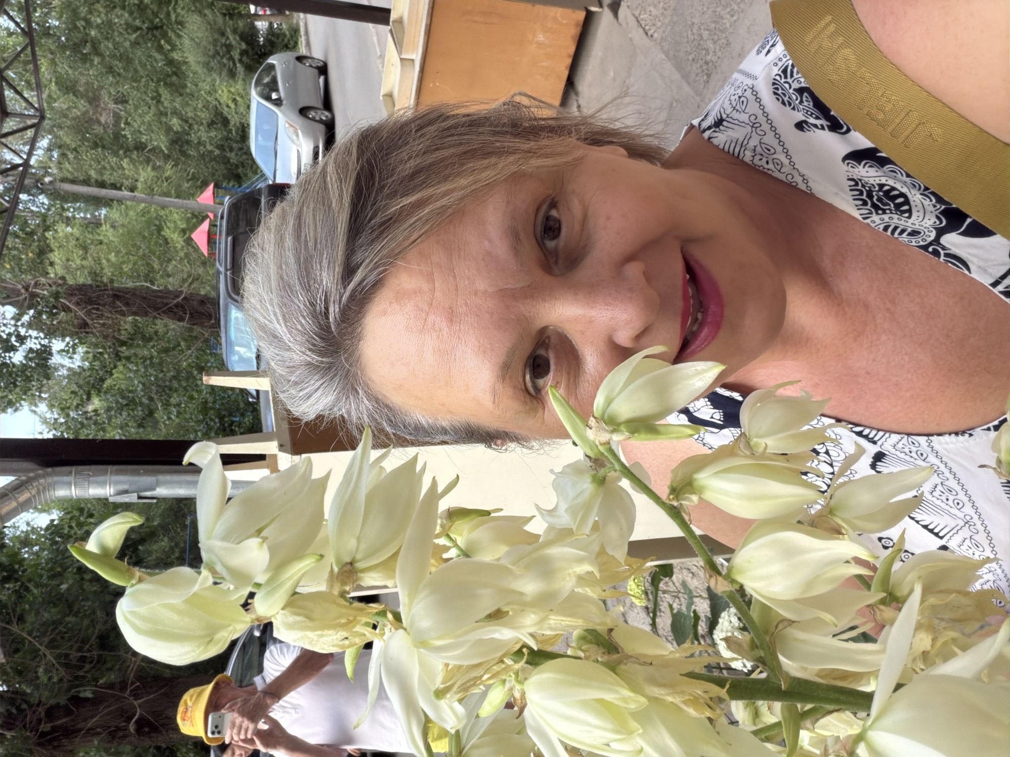 Garden photo session with flowers and selfies
