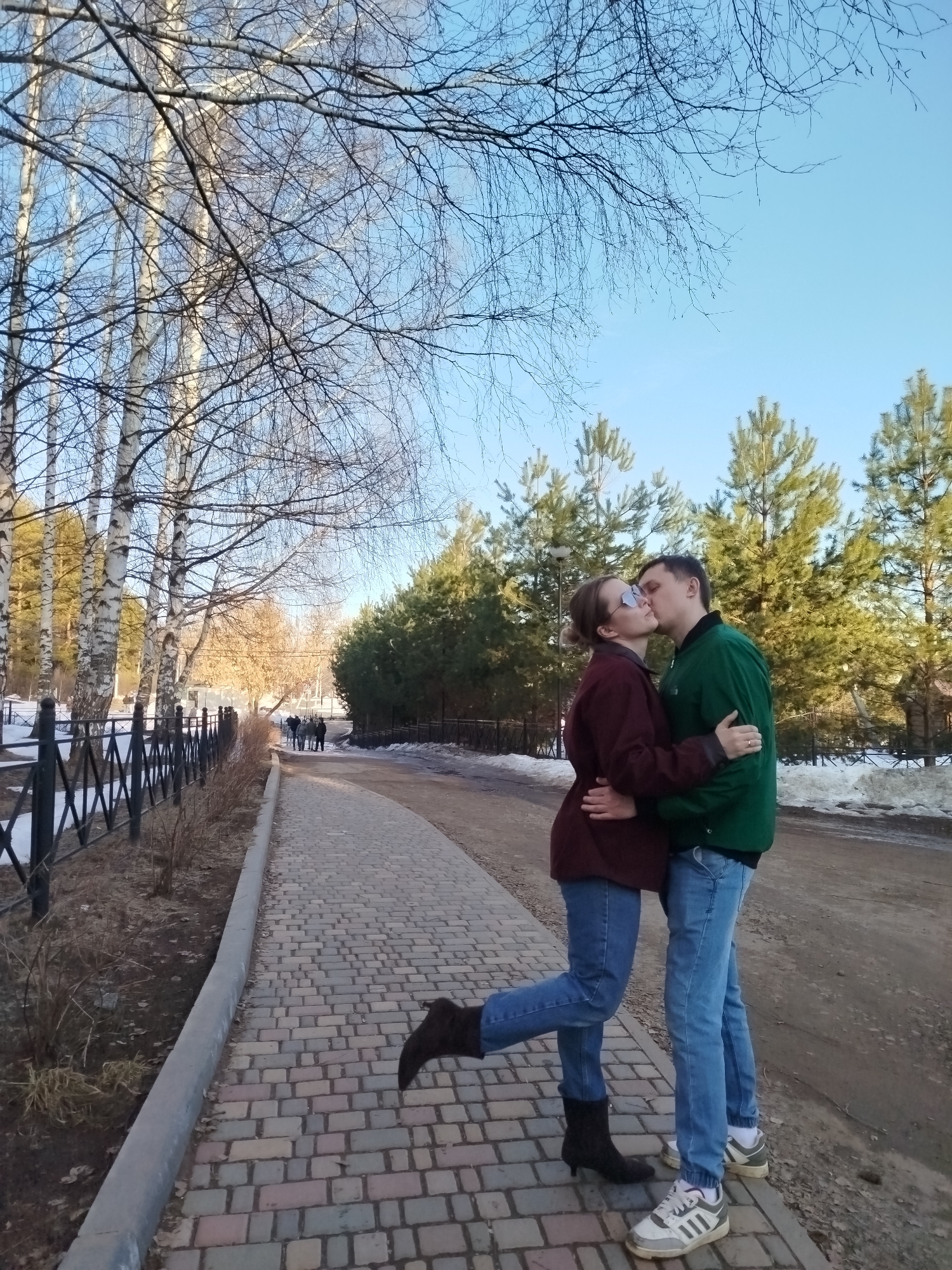 Family moments captured across Izhevsk on spring afternoon