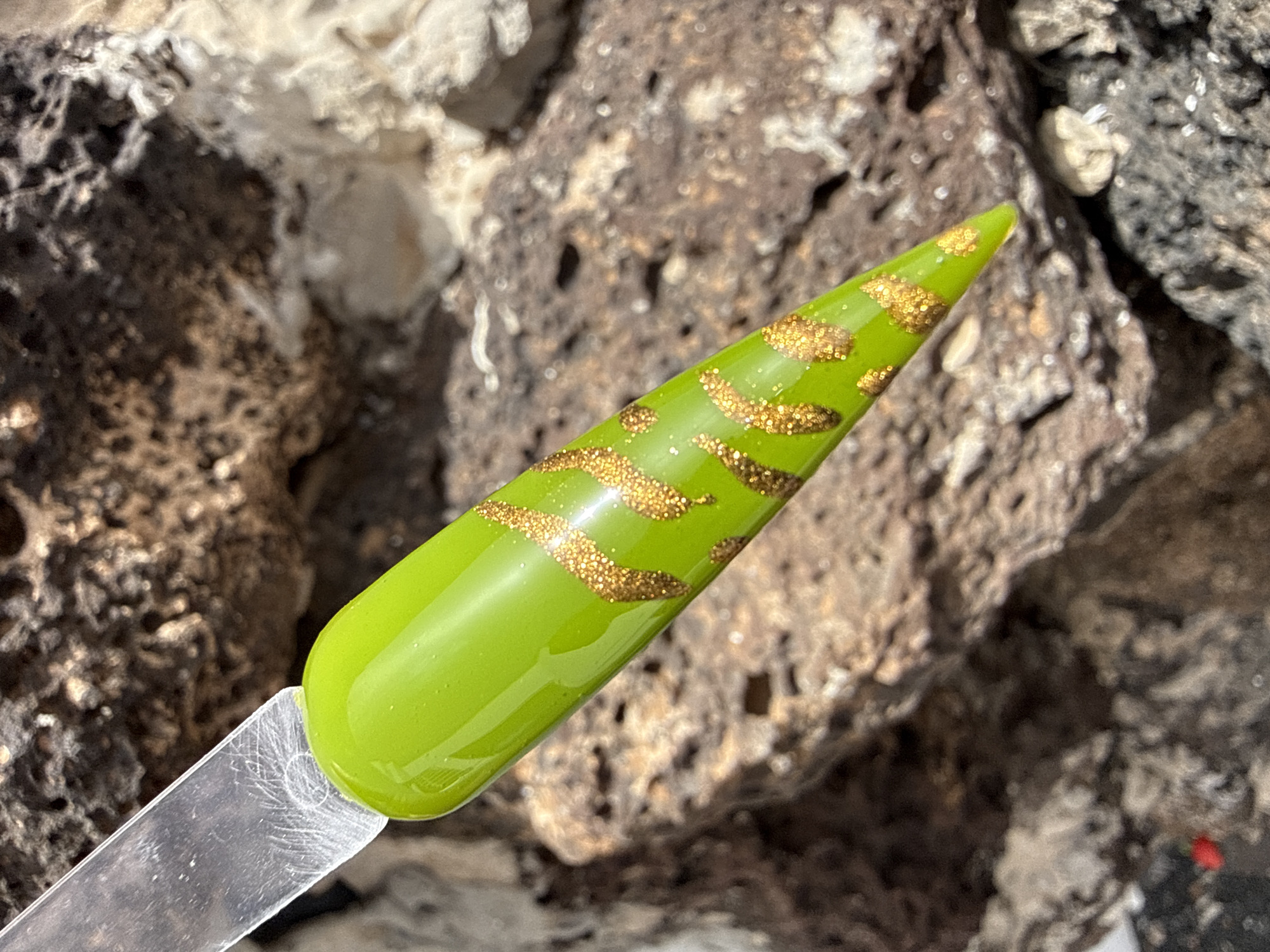 Nail artist creates samples against volcanic backdrop in Yaiza