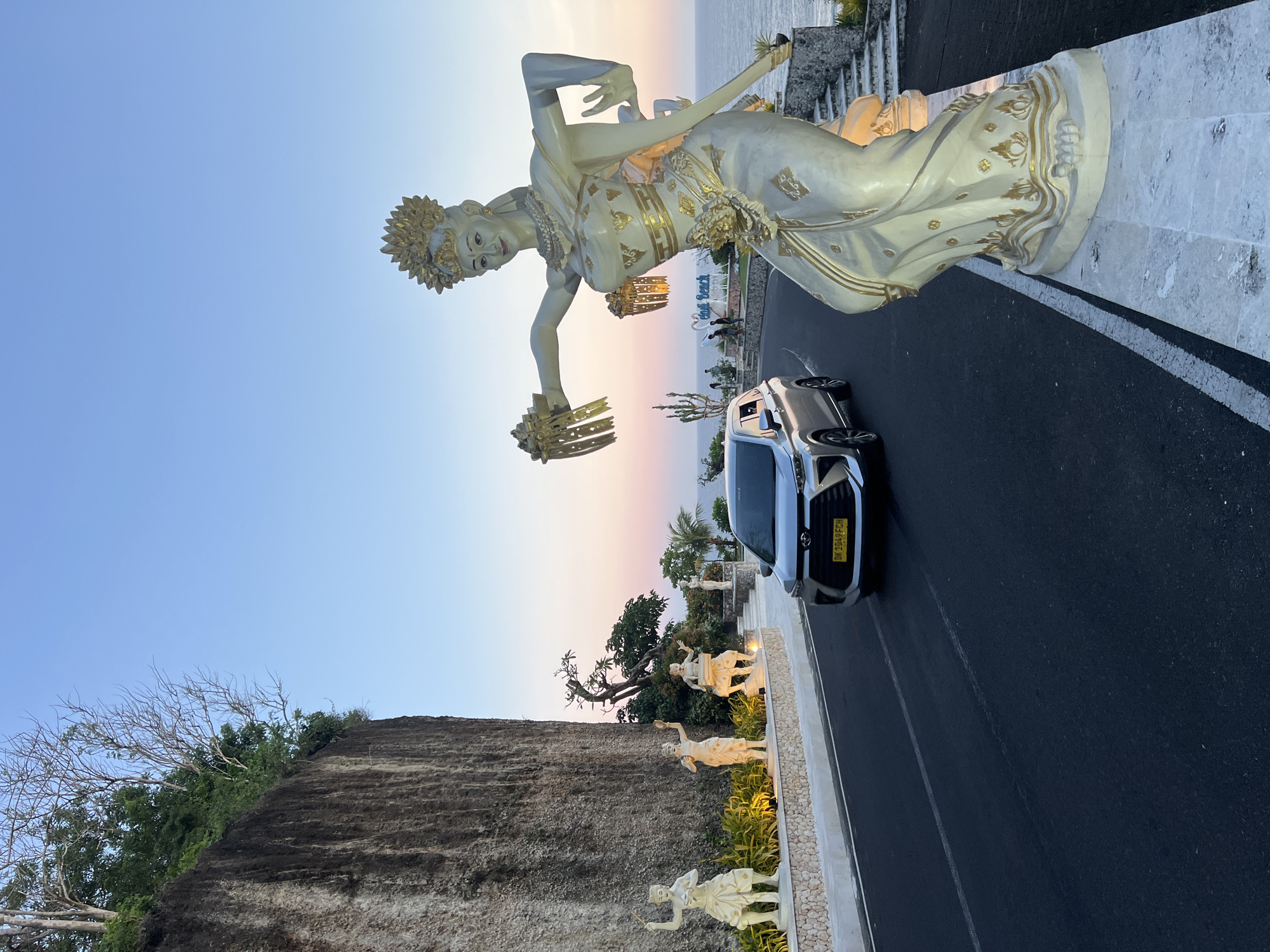 Female dancer statue stands sentinel on Kuta Selatan cliff road