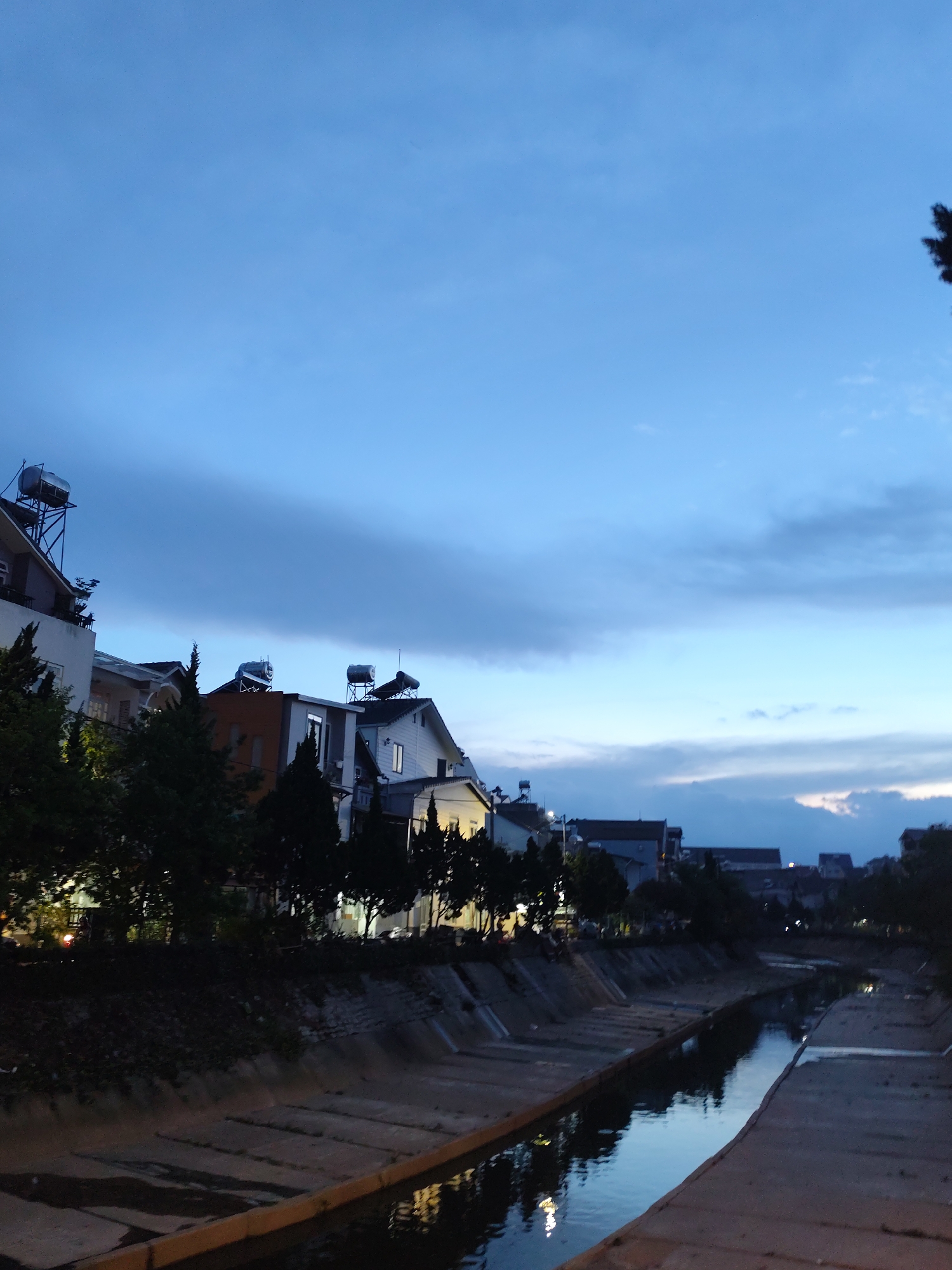 Da Lat evening scenes documented across Cam Ly canal district