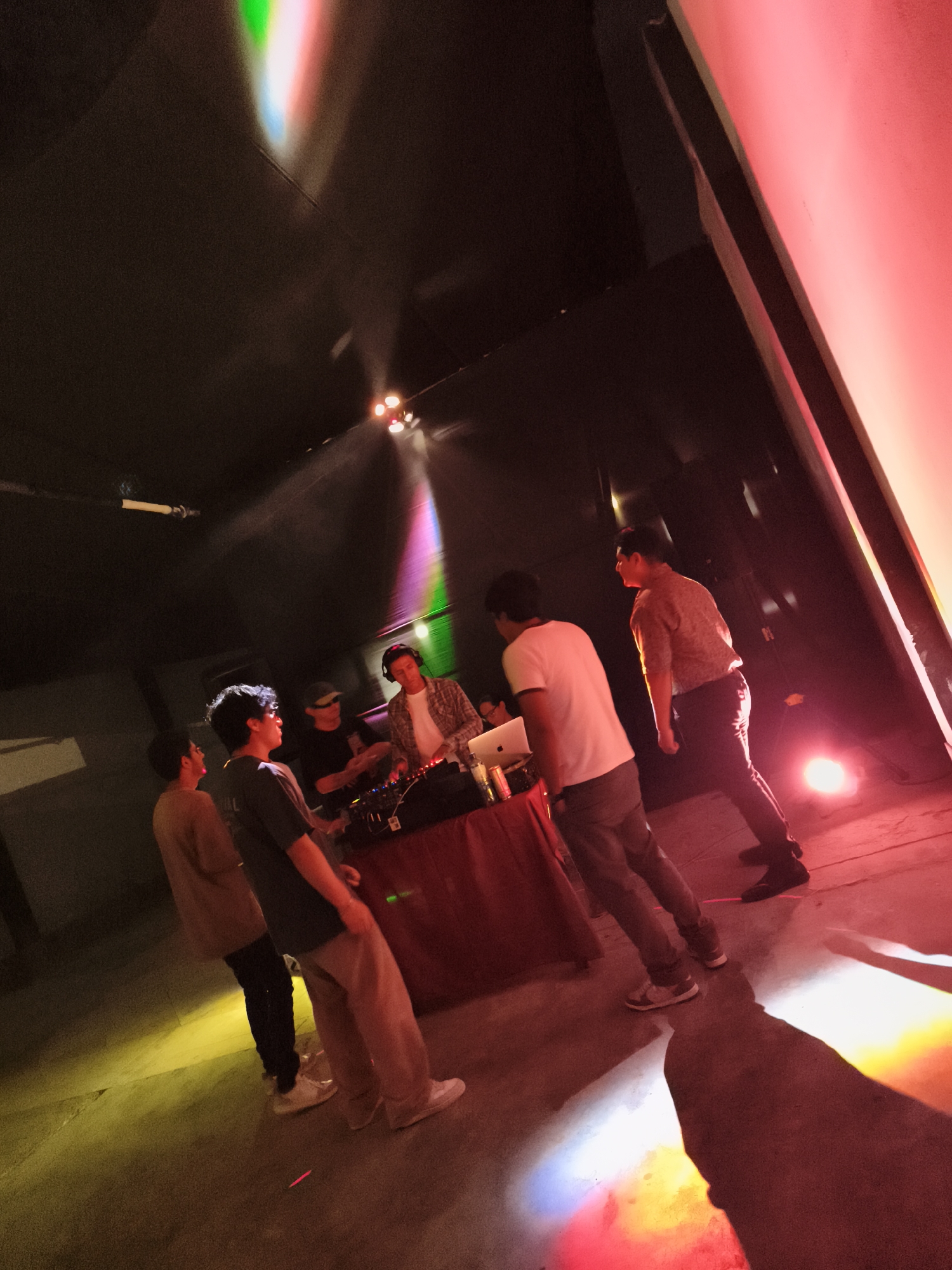 Early morning DJ set entertains small crowd in Chimbote
