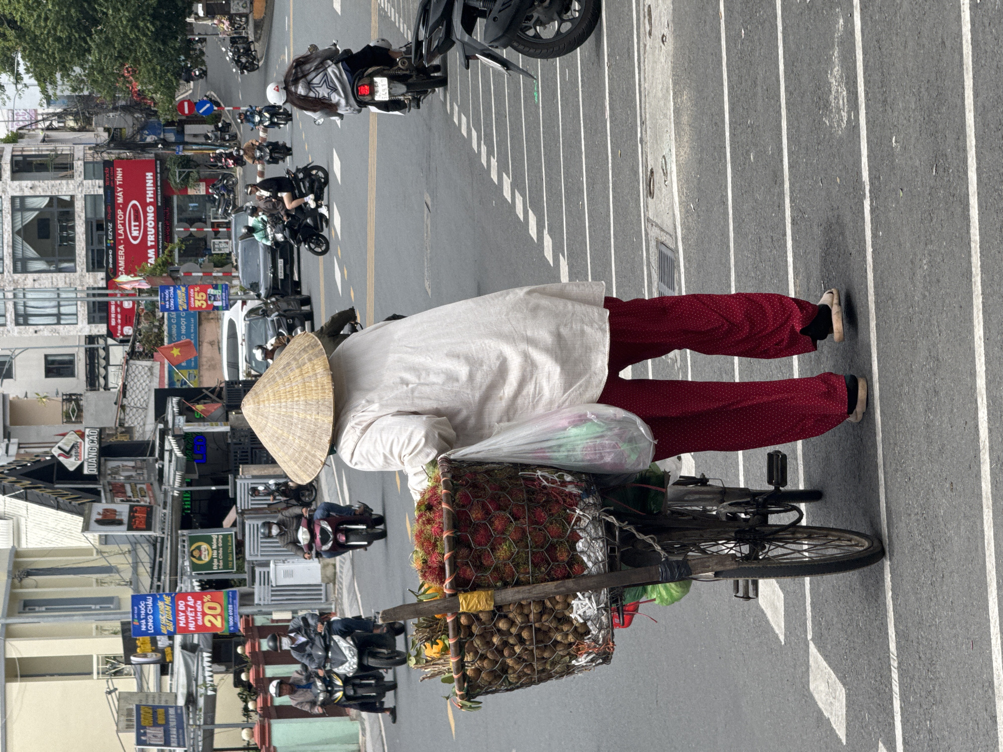 Daily street life near Xuân Hương Lake, Đà Lạt